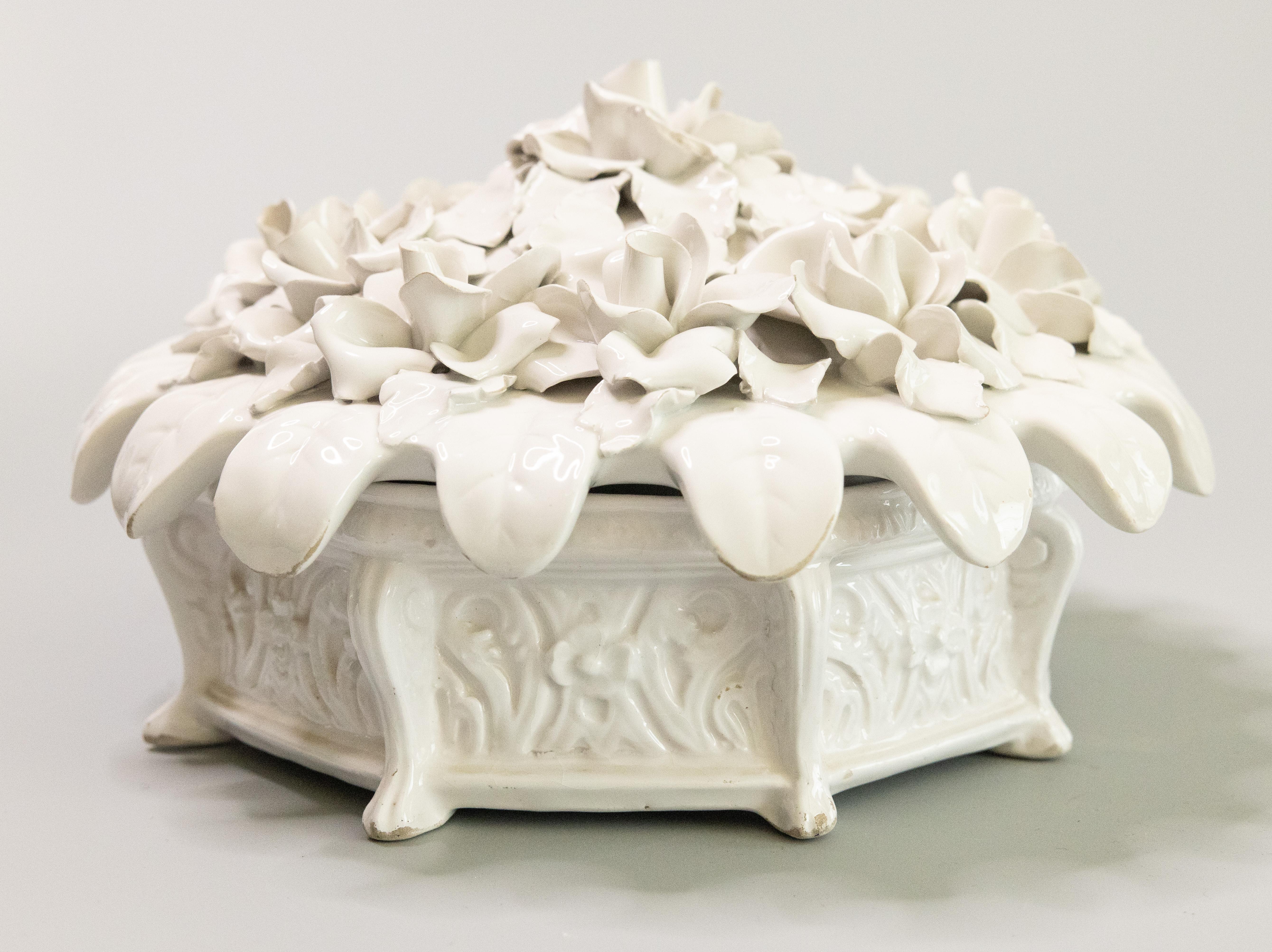 Soupière à couvercle en porcelaine blanche italienne Creamware Roses Centerpiece Bowl c.1950 Bon état - En vente à Pearland, TX