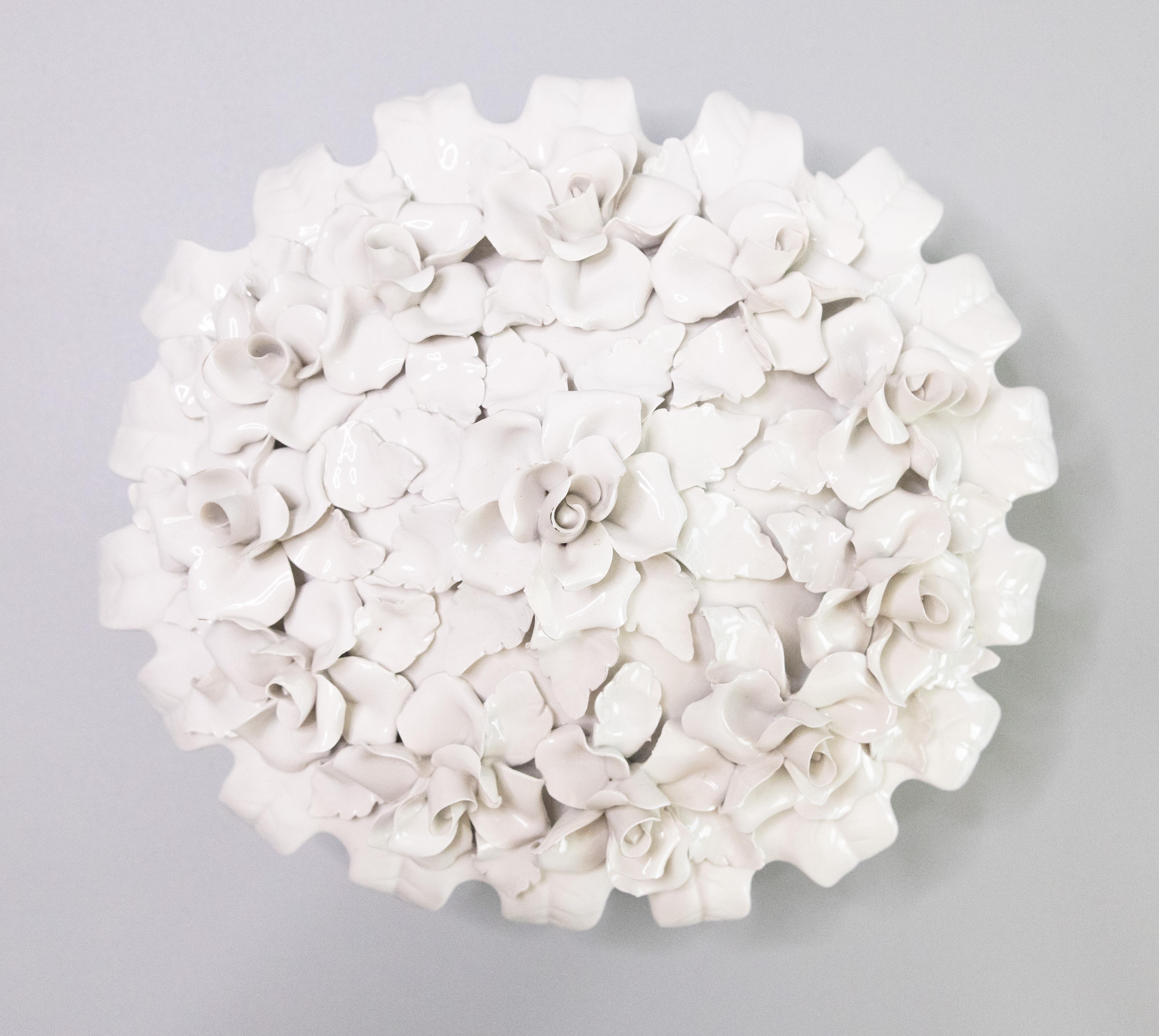 Milieu du XXe siècle Soupière à couvercle en porcelaine blanche italienne Creamware Roses Centerpiece Bowl c.1950 en vente