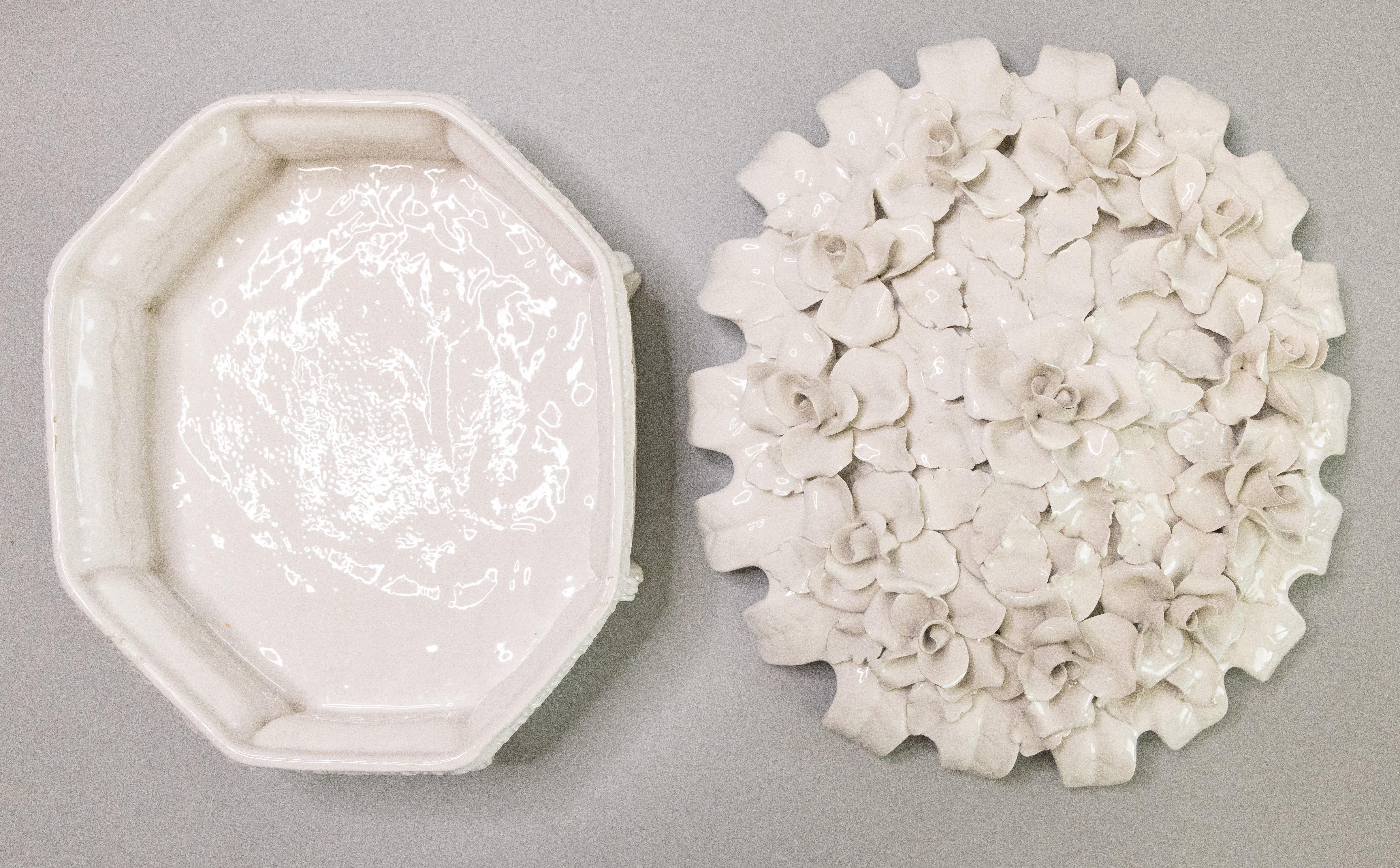Soupière à couvercle en porcelaine blanche italienne Creamware Roses Centerpiece Bowl c.1950 en vente 1