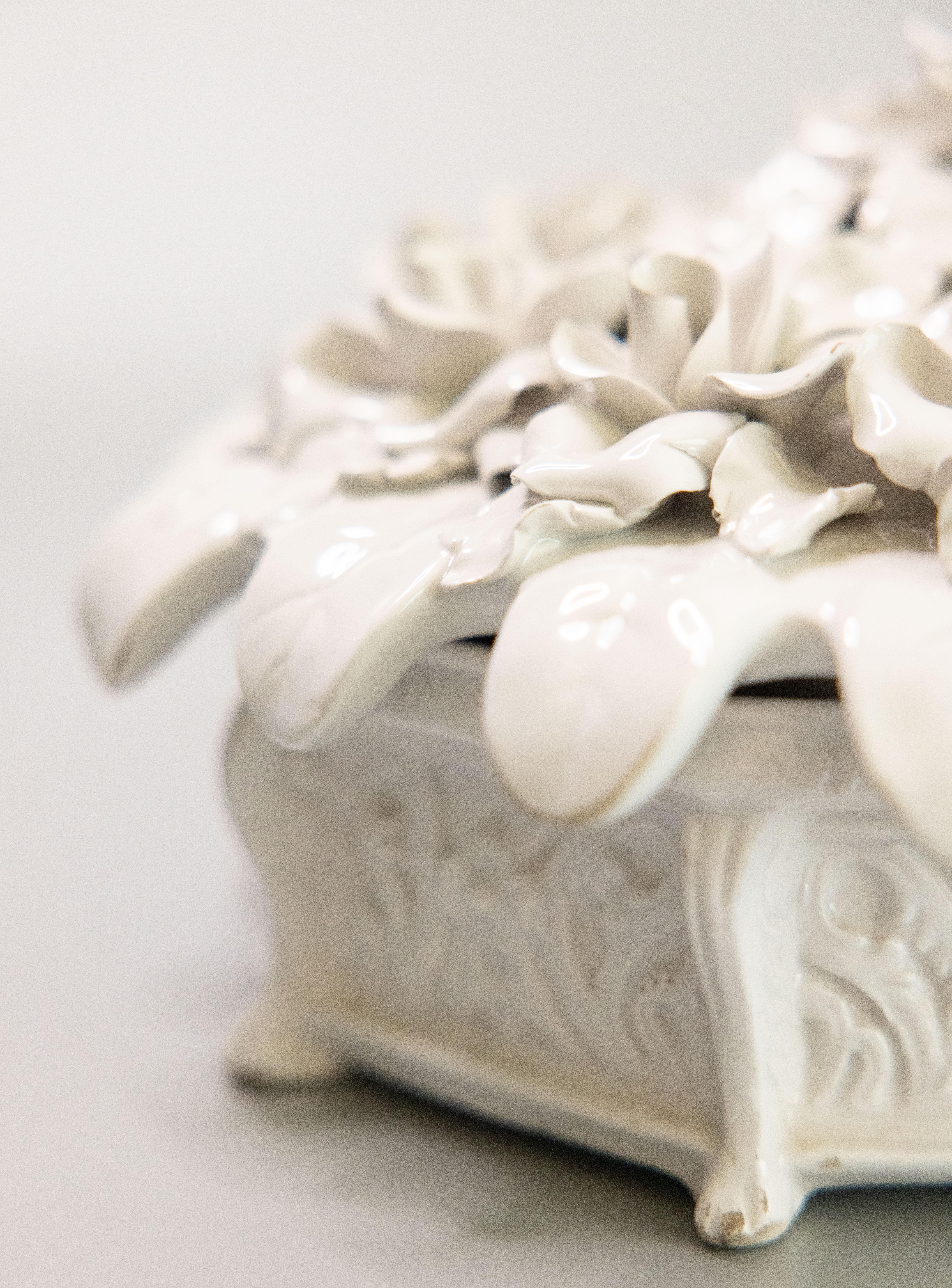 Soupière à couvercle en porcelaine blanche italienne Creamware Roses Centerpiece Bowl c.1950 en vente 2