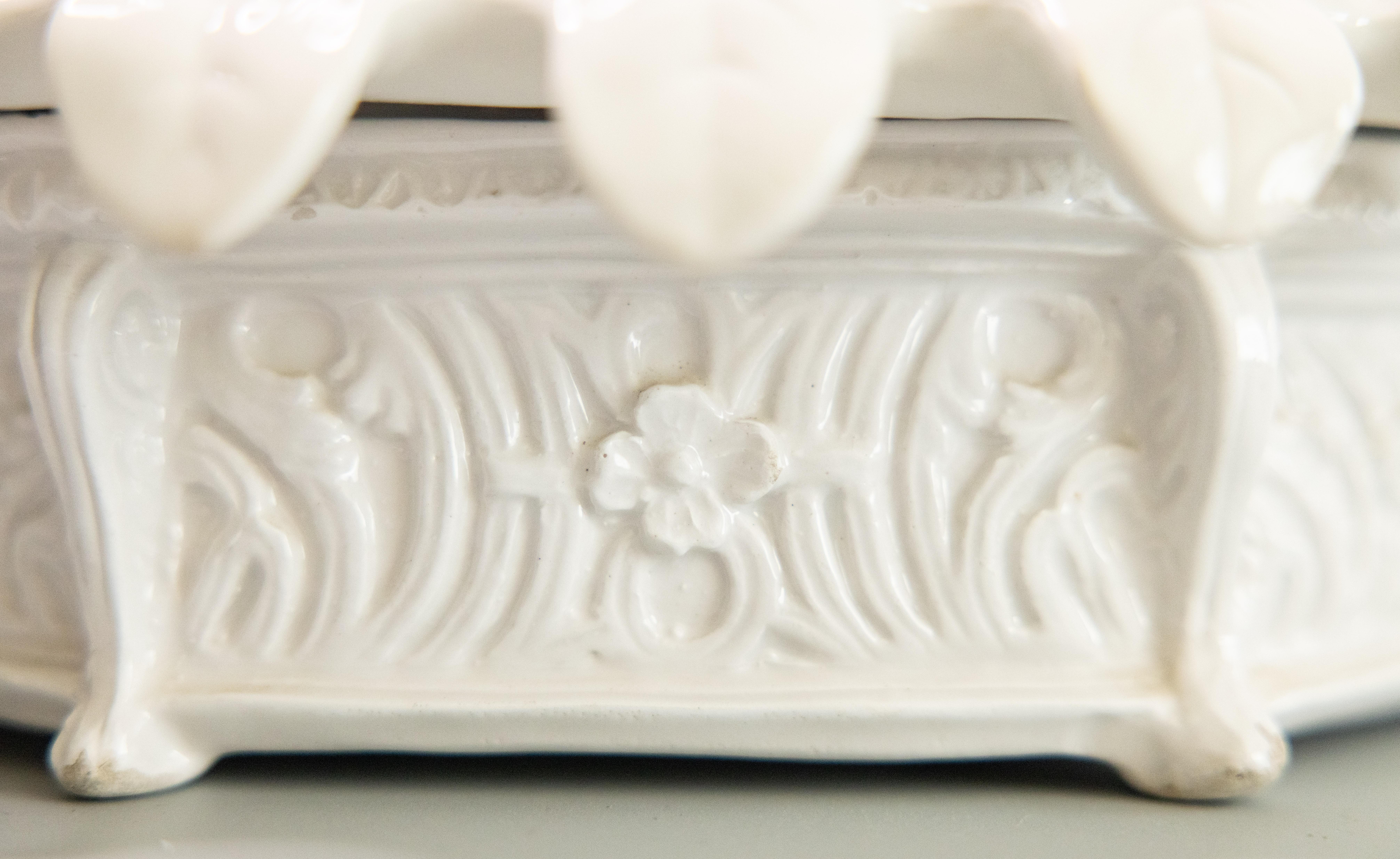 Soupière à couvercle en porcelaine blanche italienne Creamware Roses Centerpiece Bowl c.1950 en vente 4
