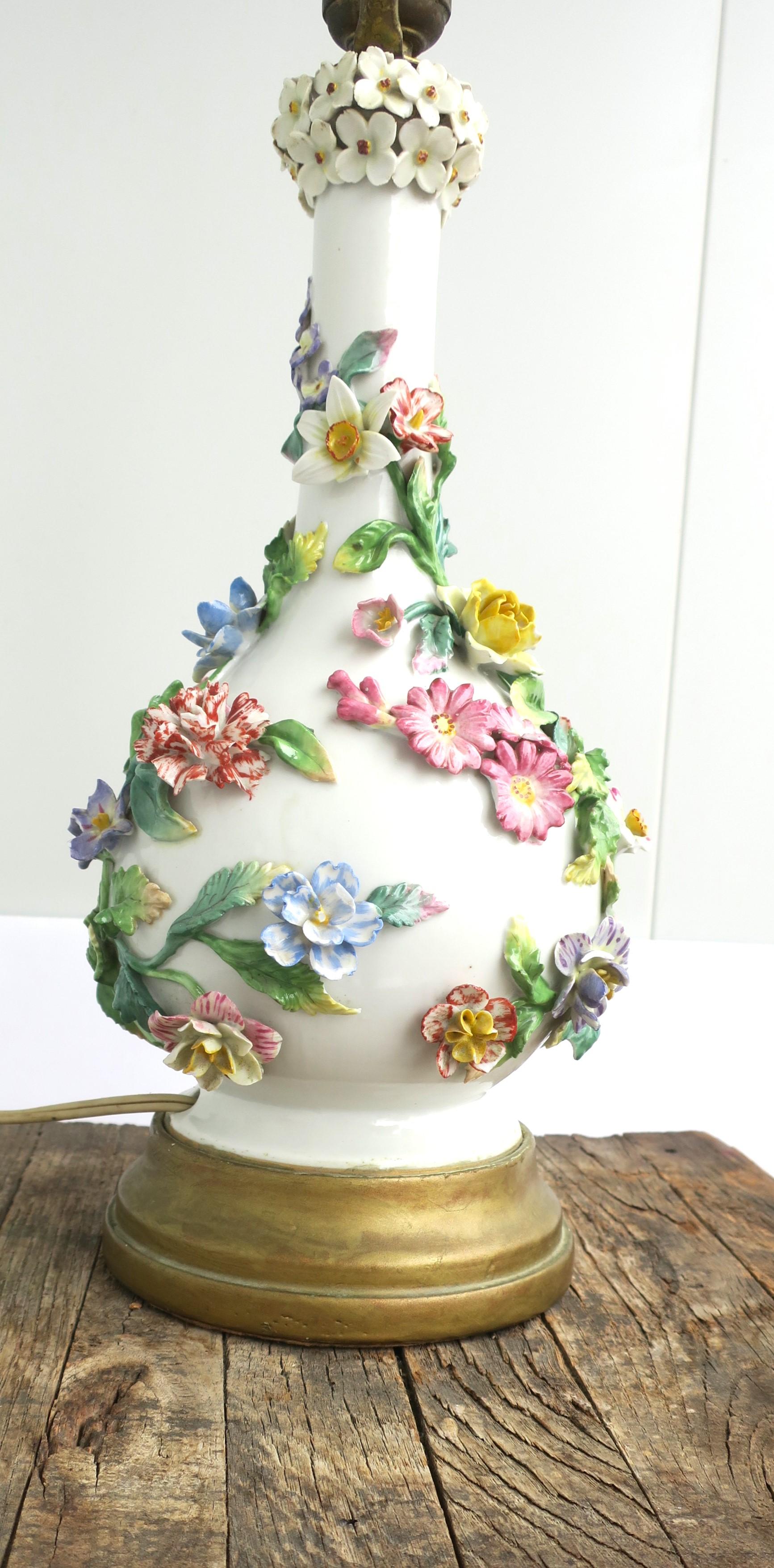 Lampe italienne en porcelaine blanche avec fleurs, feuilles et vignes colorées Capo Di Monte en vente 8