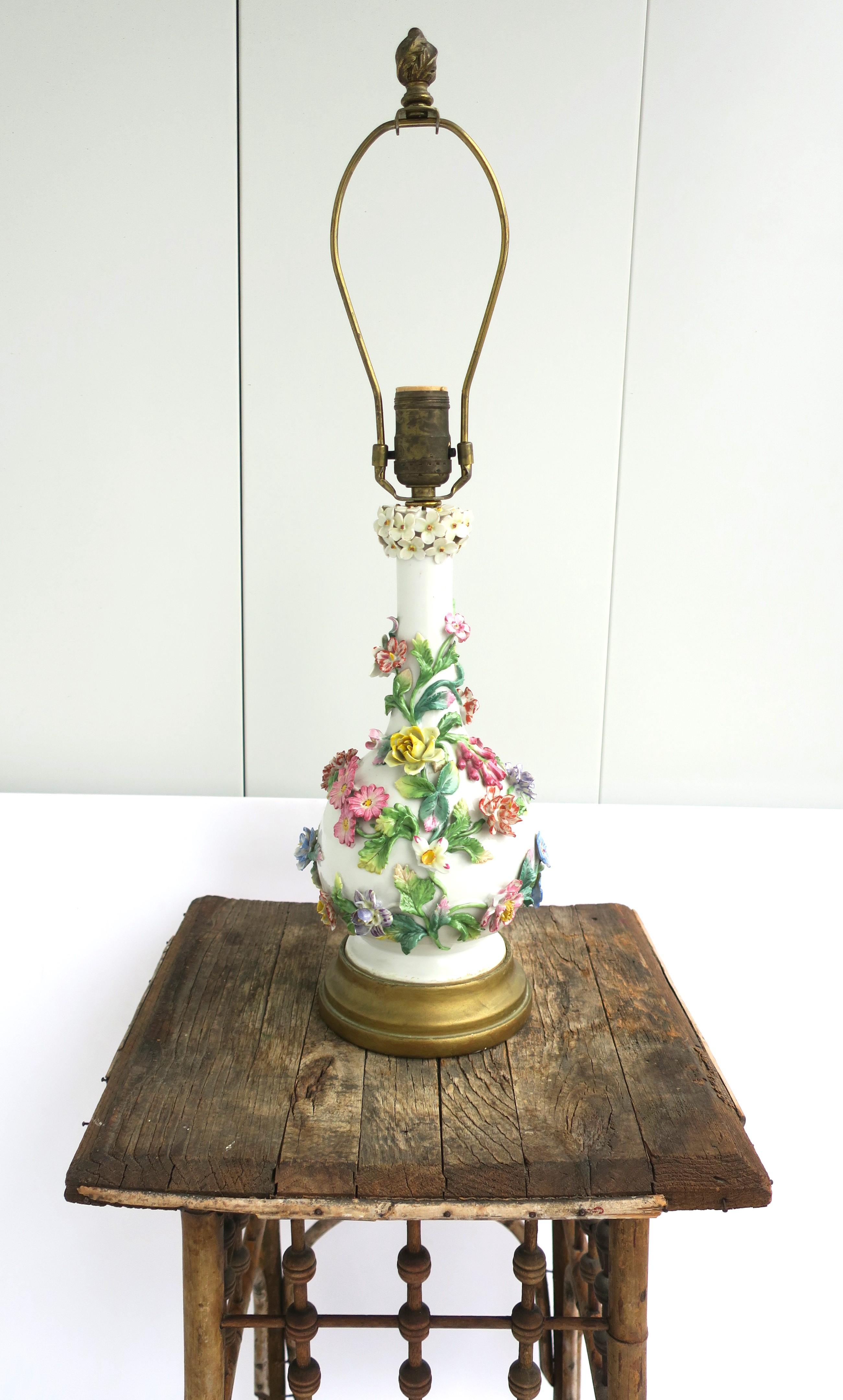 Rustique Lampe italienne en porcelaine blanche avec fleurs, feuilles et vignes colorées Capo Di Monte en vente
