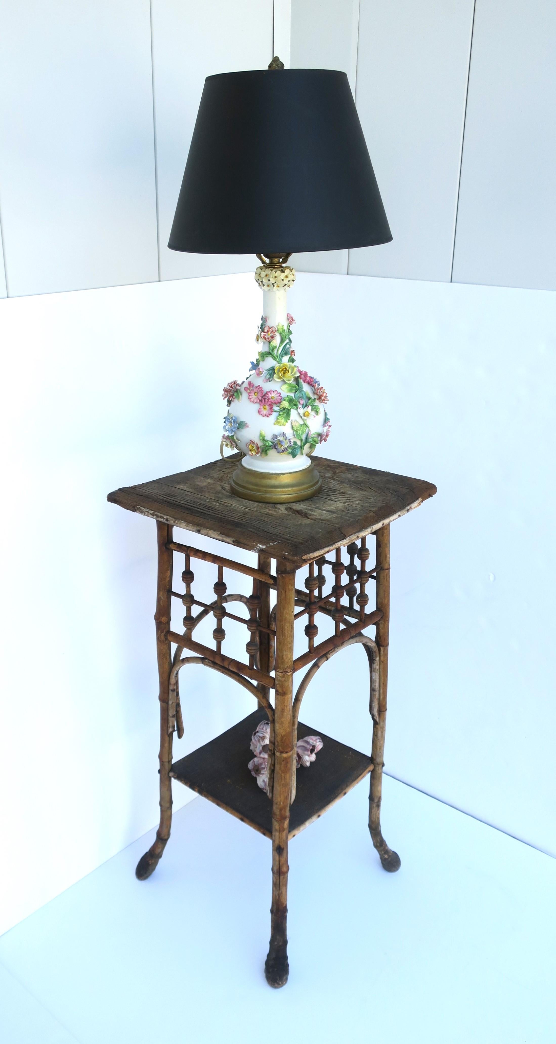 Lampe italienne en porcelaine blanche avec fleurs, feuilles et vignes colorées Capo Di Monte en vente 2