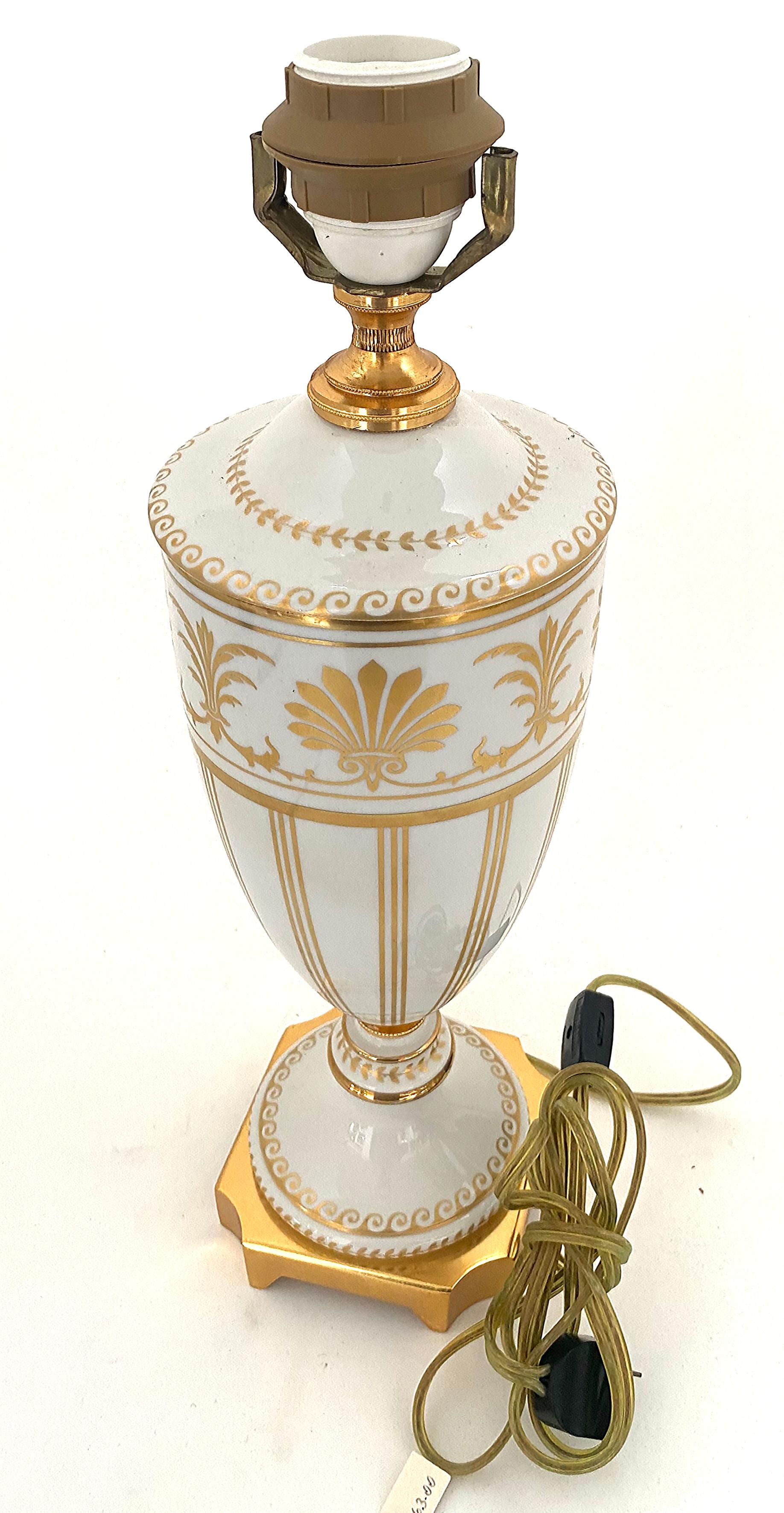 Italienische vergoldete, verzierte Mangani Firenze-Tischlampe aus Porzellan

Zum Verkauf angeboten wird eine italienische Mangani Firenze weißes Porzellan vergoldet dekoriert Urne Form Tischlampe auf einem vergoldeten Bronze Basis erhöht.  Die Lampe
