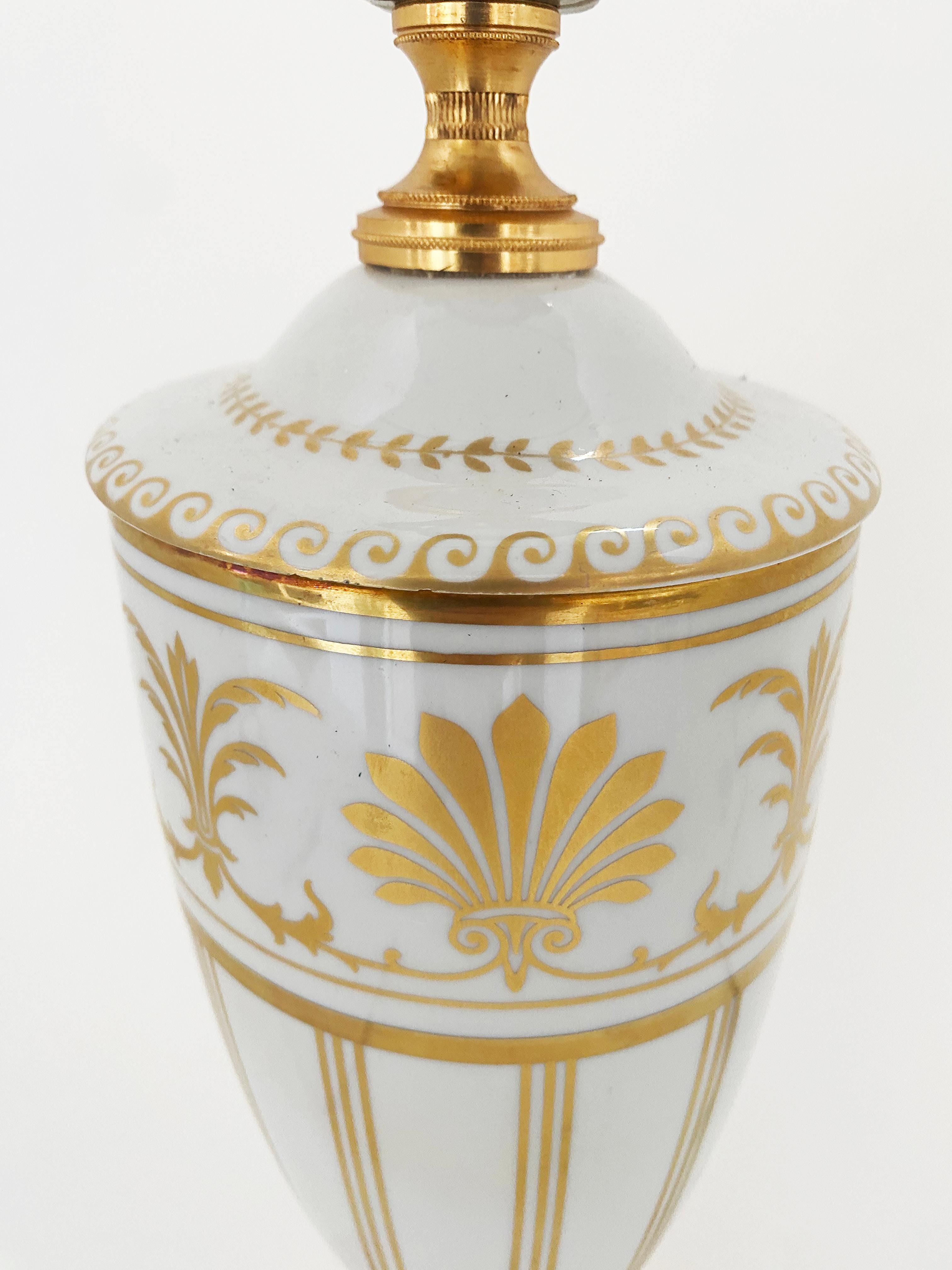 Italienische vergoldete, verzierte Mangani Firenze-Tischlampe aus Porzellan (Neoklassisch) im Angebot