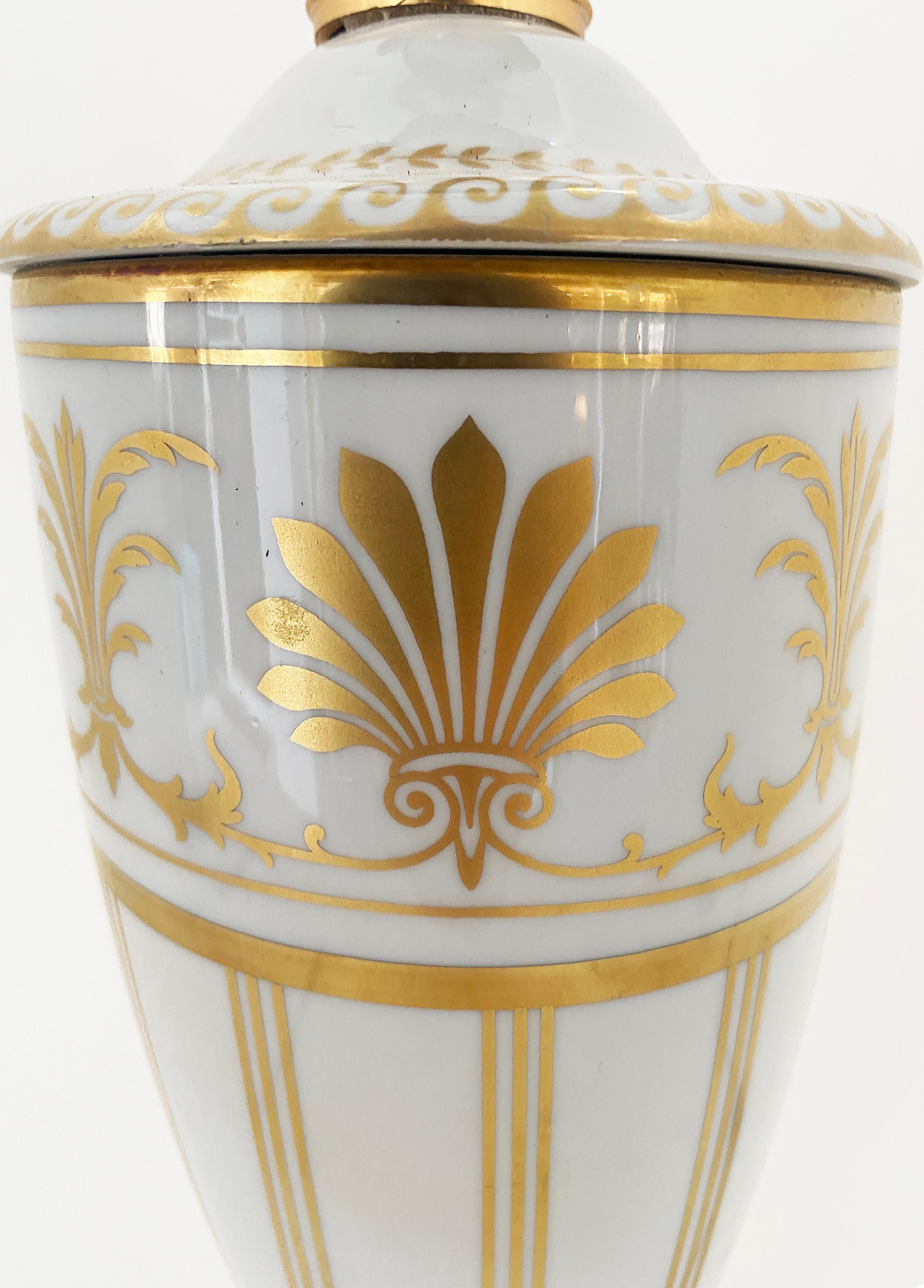 Italienische vergoldete, verzierte Mangani Firenze-Tischlampe aus Porzellan (Vergoldet) im Angebot