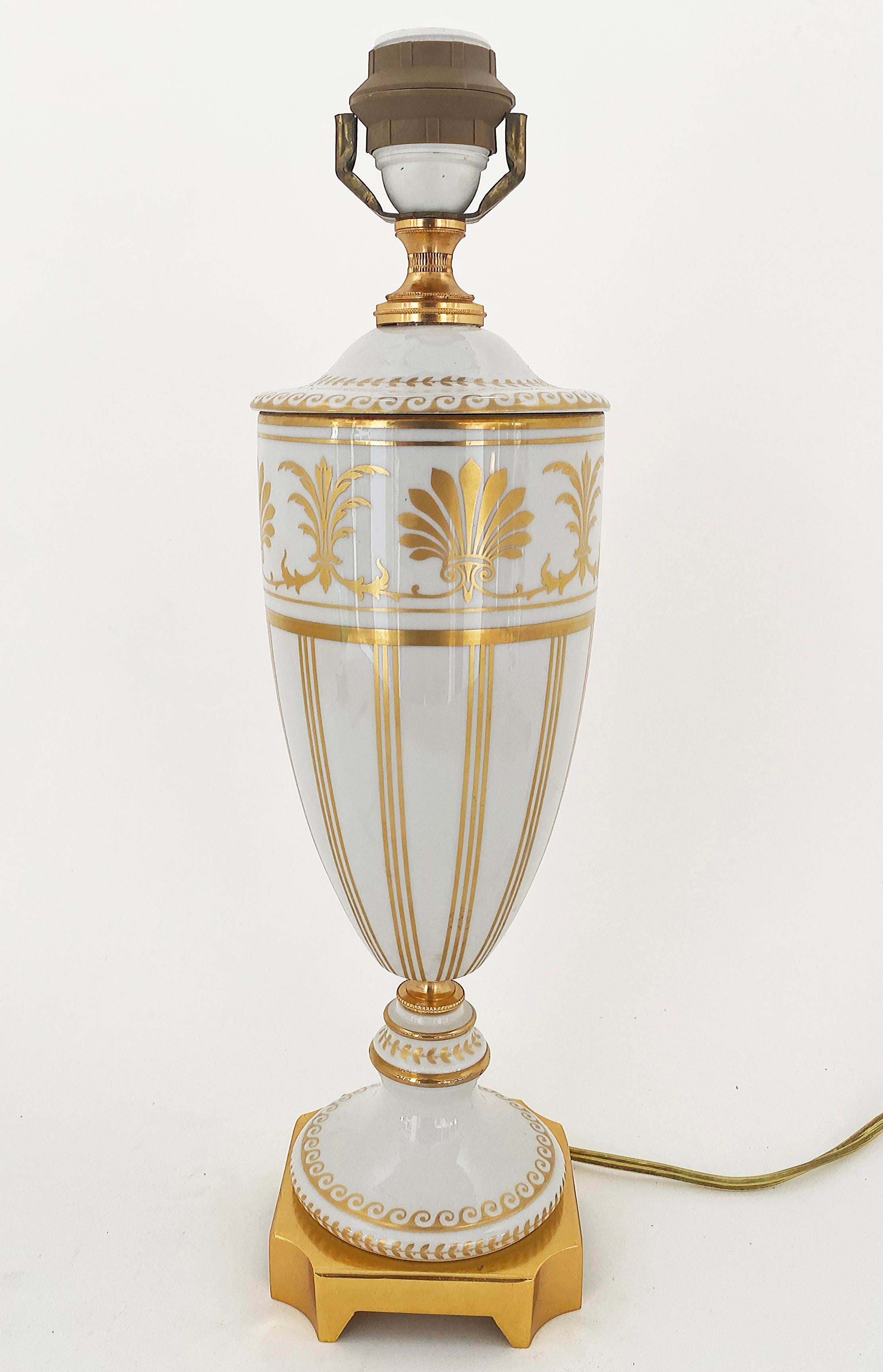 Italienische vergoldete, verzierte Mangani Firenze-Tischlampe aus Porzellan (21. Jahrhundert und zeitgenössisch) im Angebot
