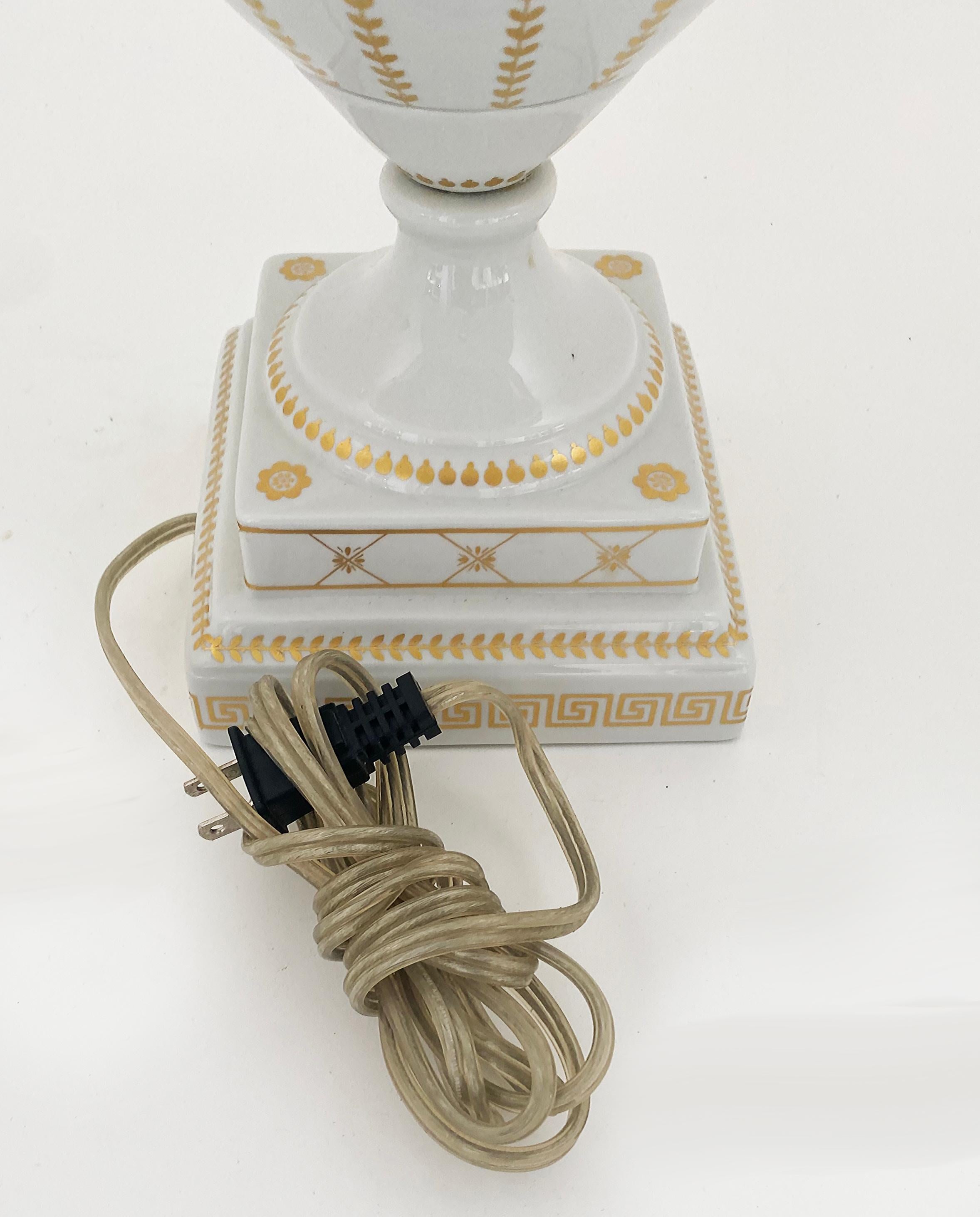 Italienische vergoldete, verzierte Mangani Firenze-Tischlampe aus Porzellan im Angebot 1