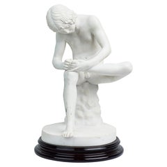 Petite statue italienne en porcelaine blanche moulée en forme de "garçon avec fourrure" par Salterini