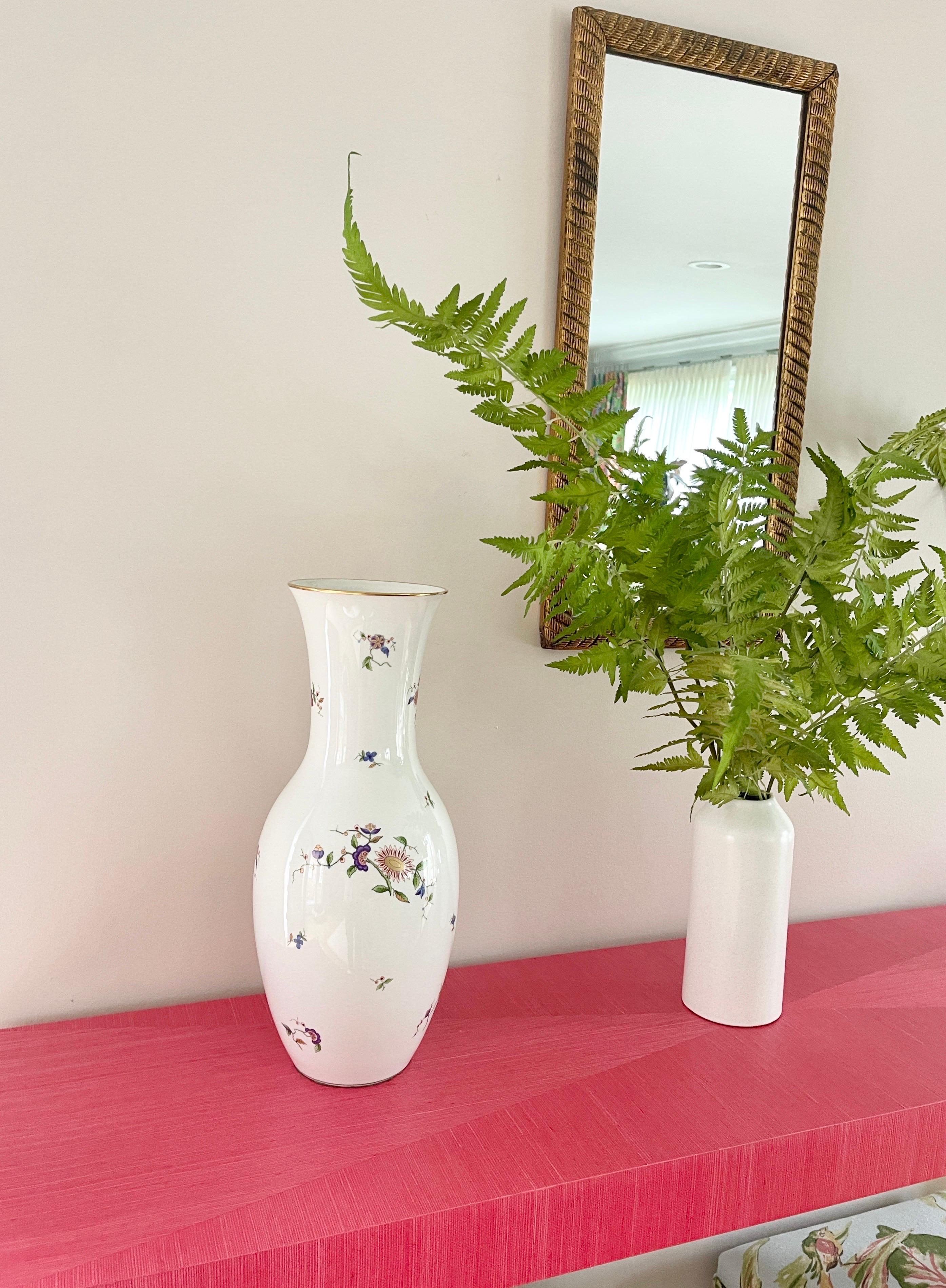 Italian White Porcelain Vase by Richard Ginori, Mid-Century, Flower Decorated In Good Condition In Haddonfield, NJ