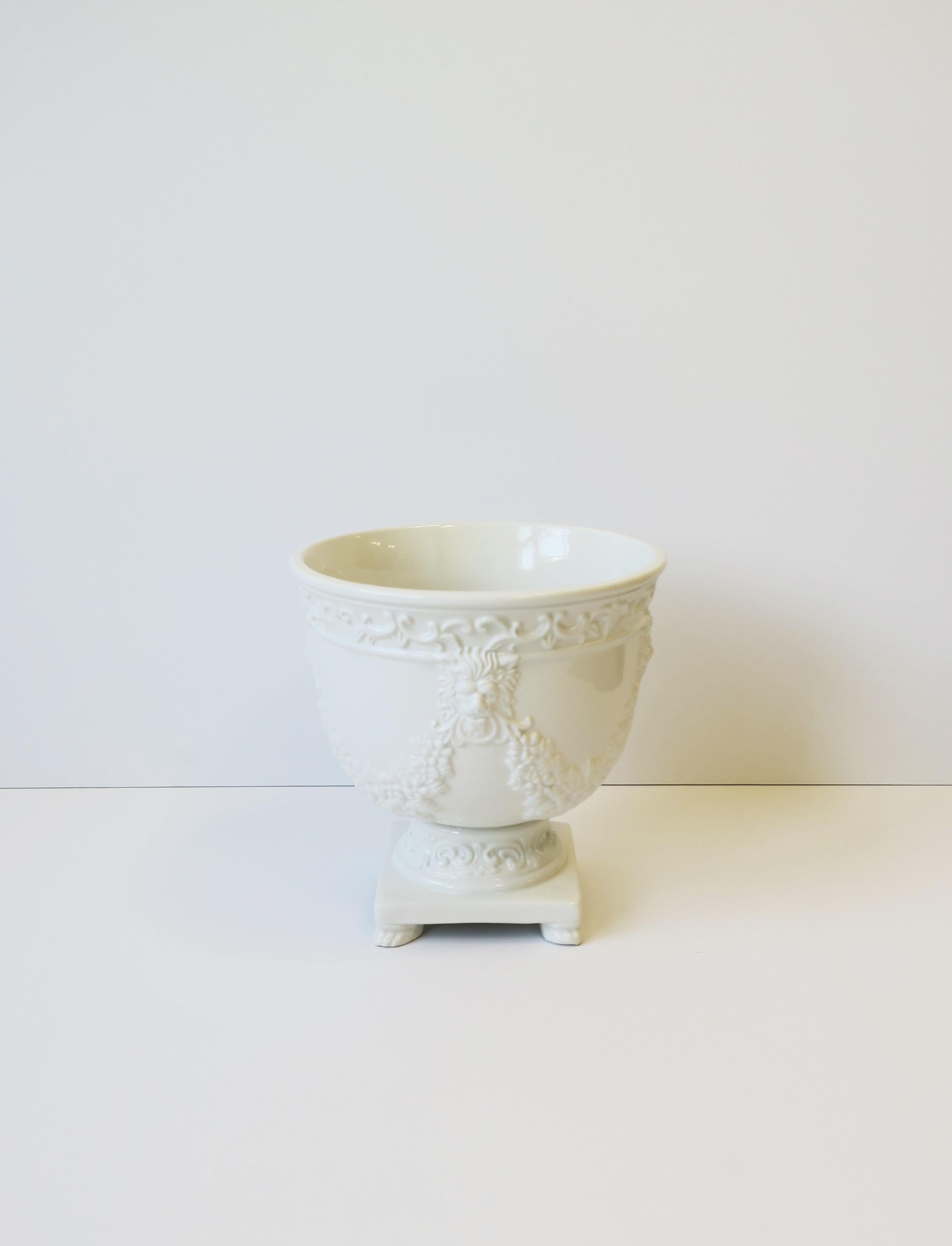 Italian White Regency Planter Cachepot Jardinière by Mottahedeh, Italy In Good Condition In New York, NY