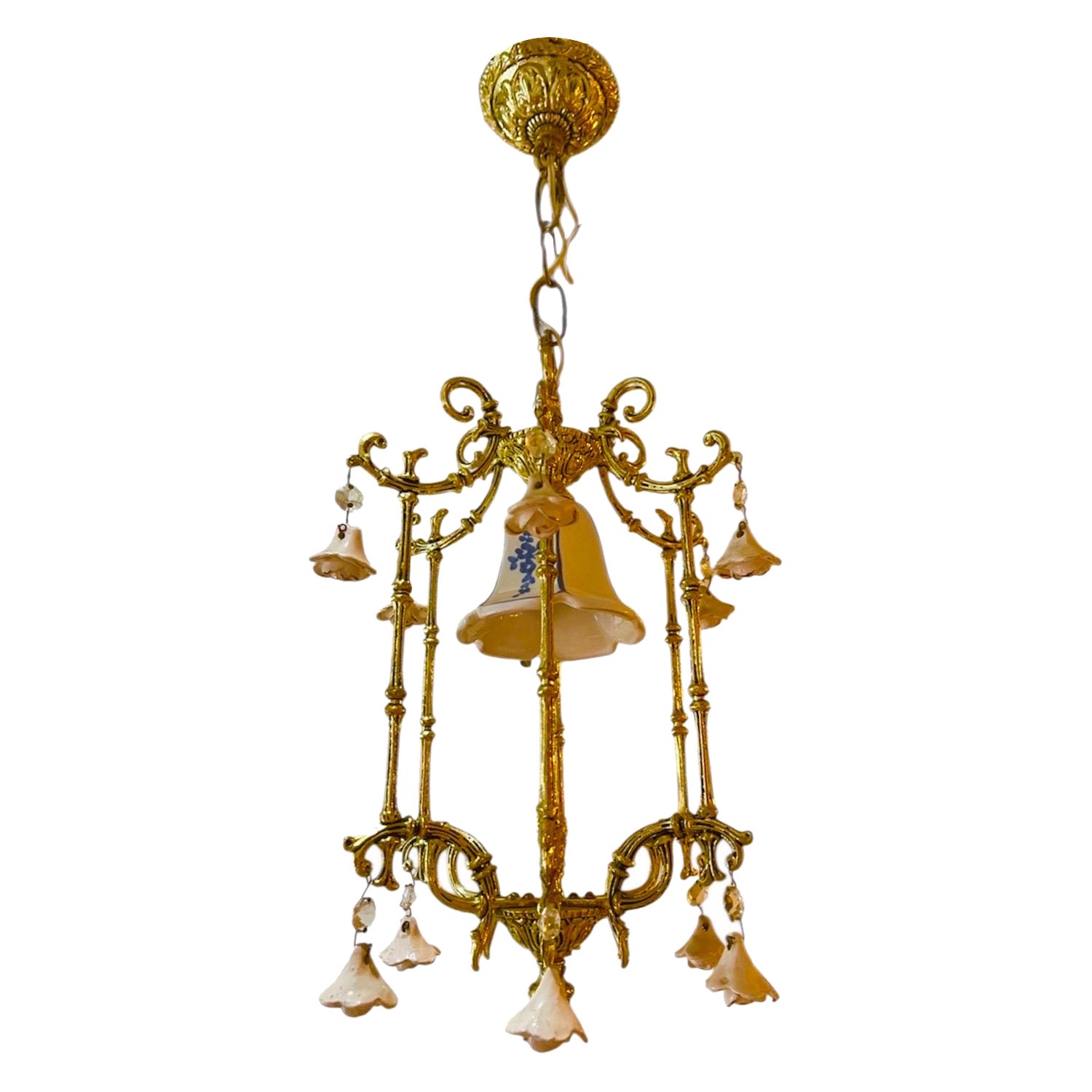 Lampadario italiano in porcellana rosa bianca con ottone bianco, Italia 1960 in vendita