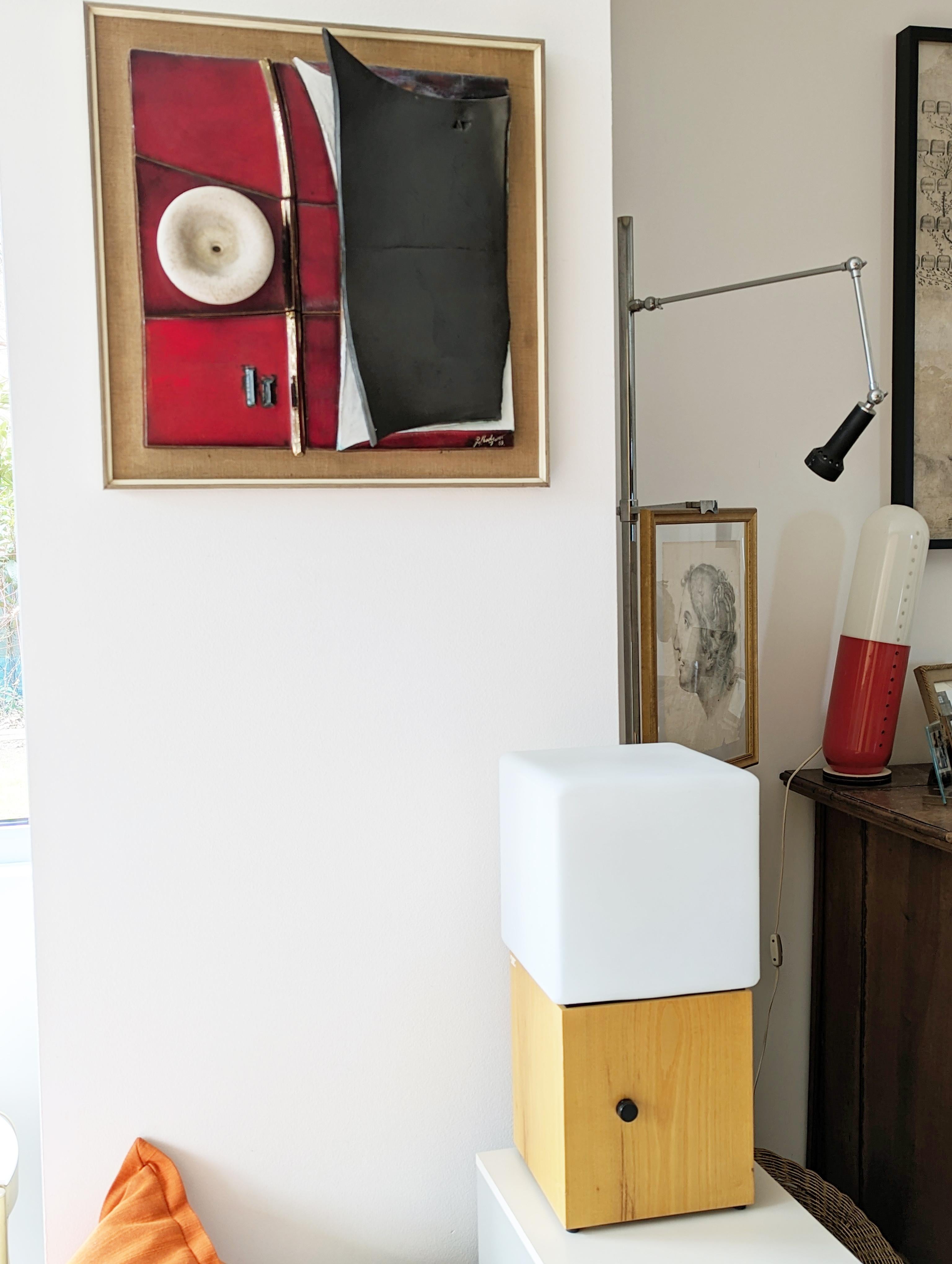 Lámpara de sobremesa italiana de los años 70 de madera y vidrio arenado blanco con iluminación regulable en venta 2