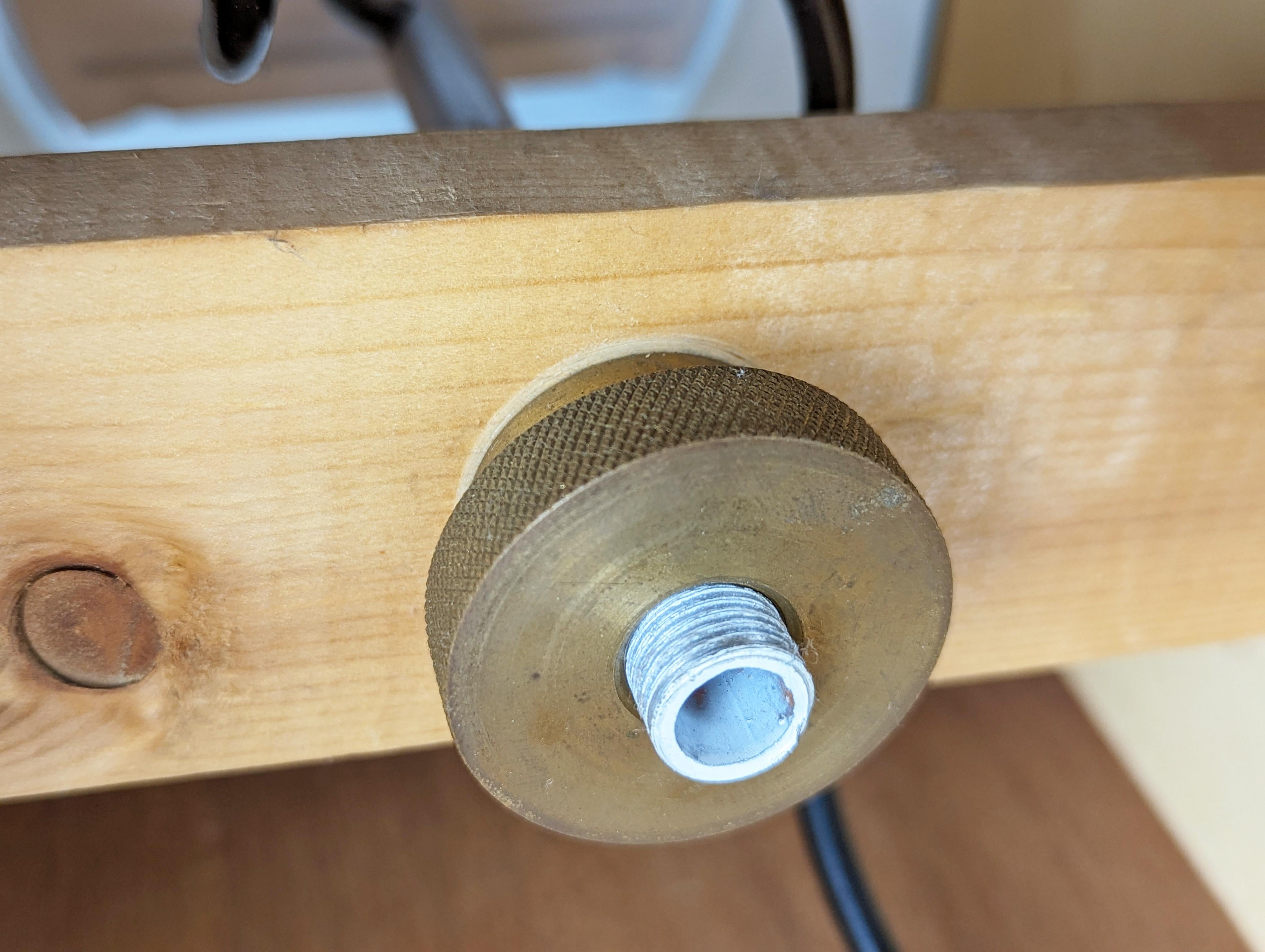 Lámpara de sobremesa italiana de los años 70 de madera y vidrio arenado blanco con iluminación regulable en venta 4