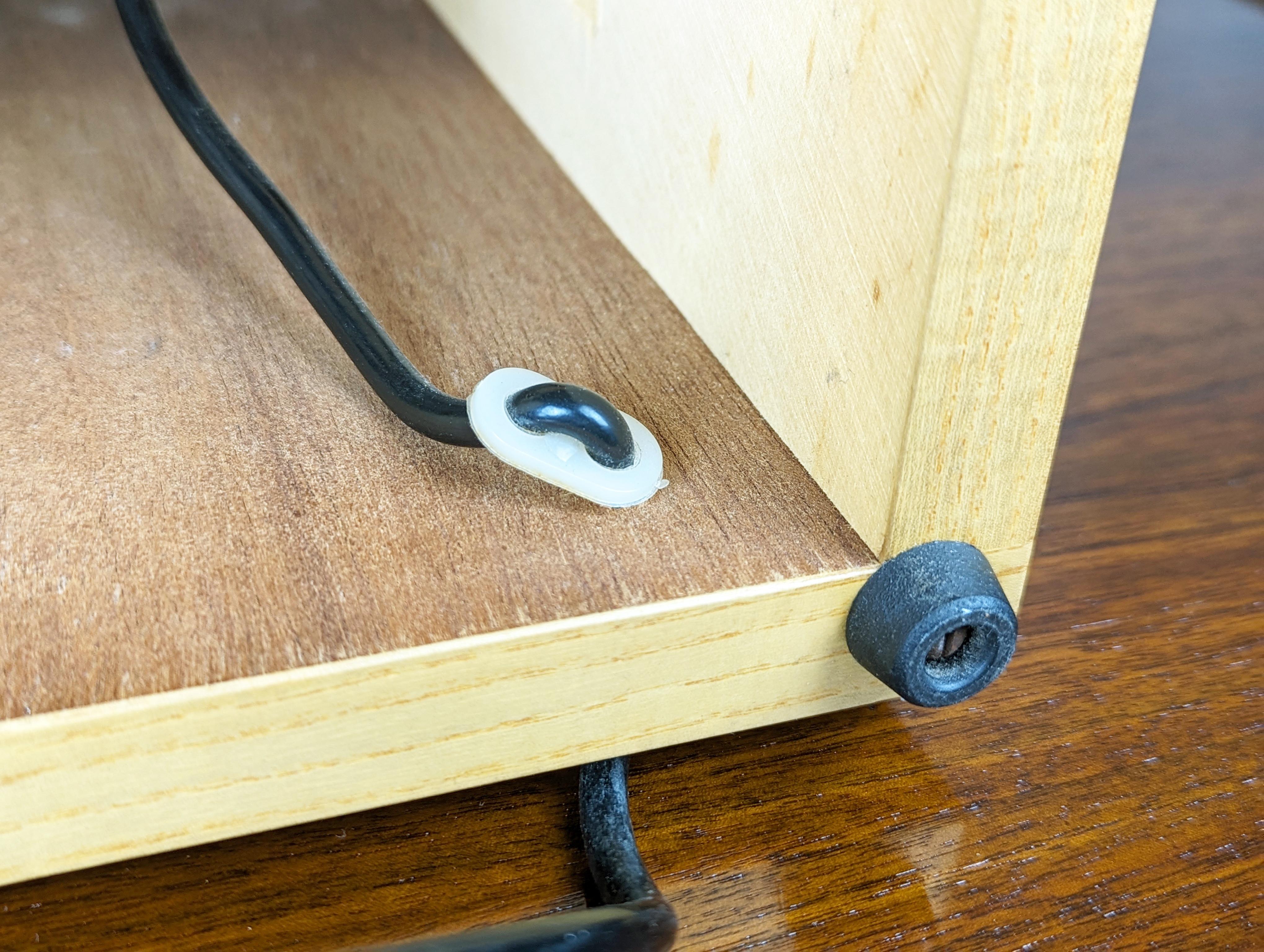 Lámpara de sobremesa italiana de los años 70 de madera y vidrio arenado blanco con iluminación regulable en venta 5