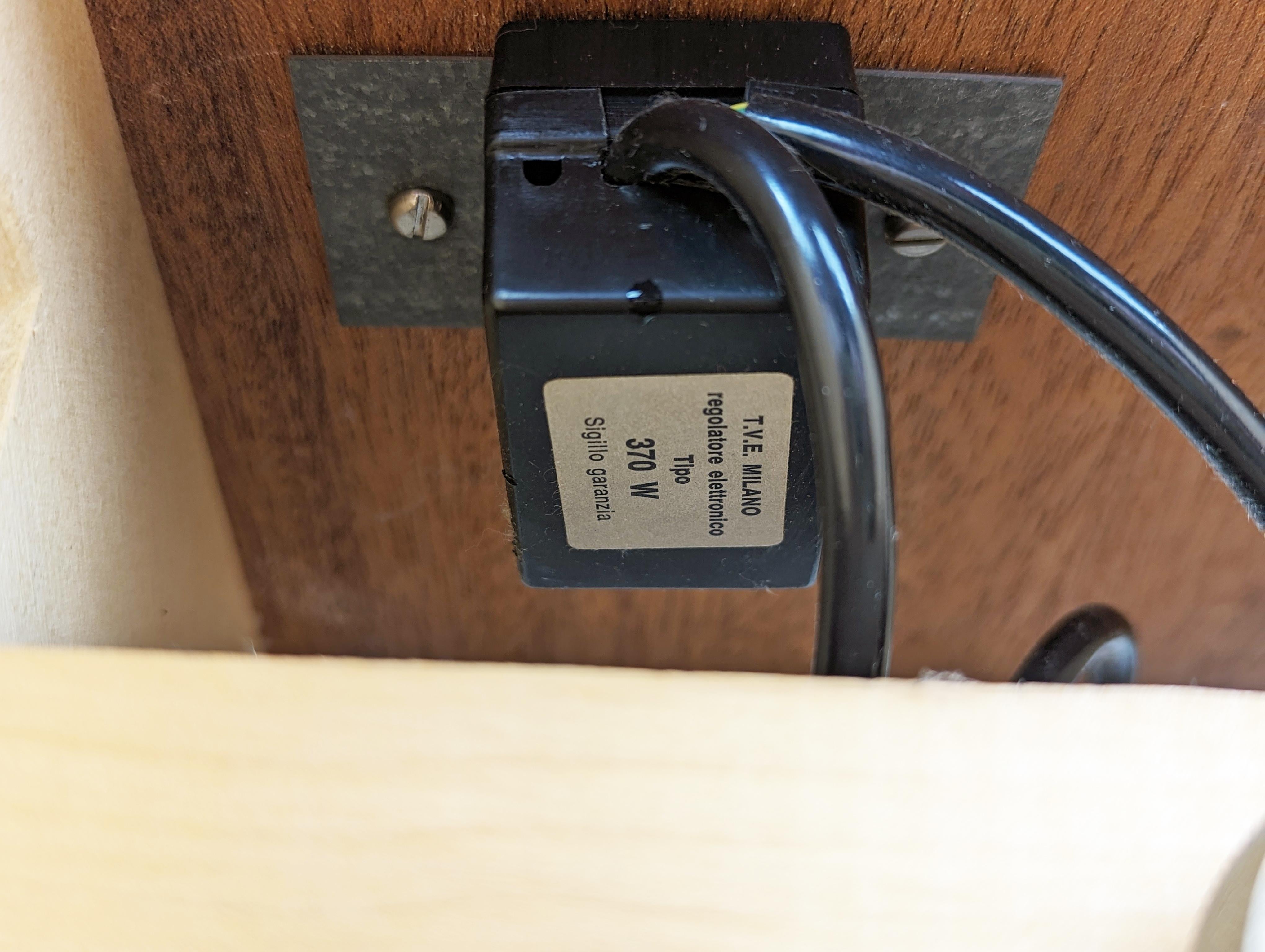 Lámpara de sobremesa italiana de los años 70 de madera y vidrio arenado blanco con iluminación regulable en venta 6