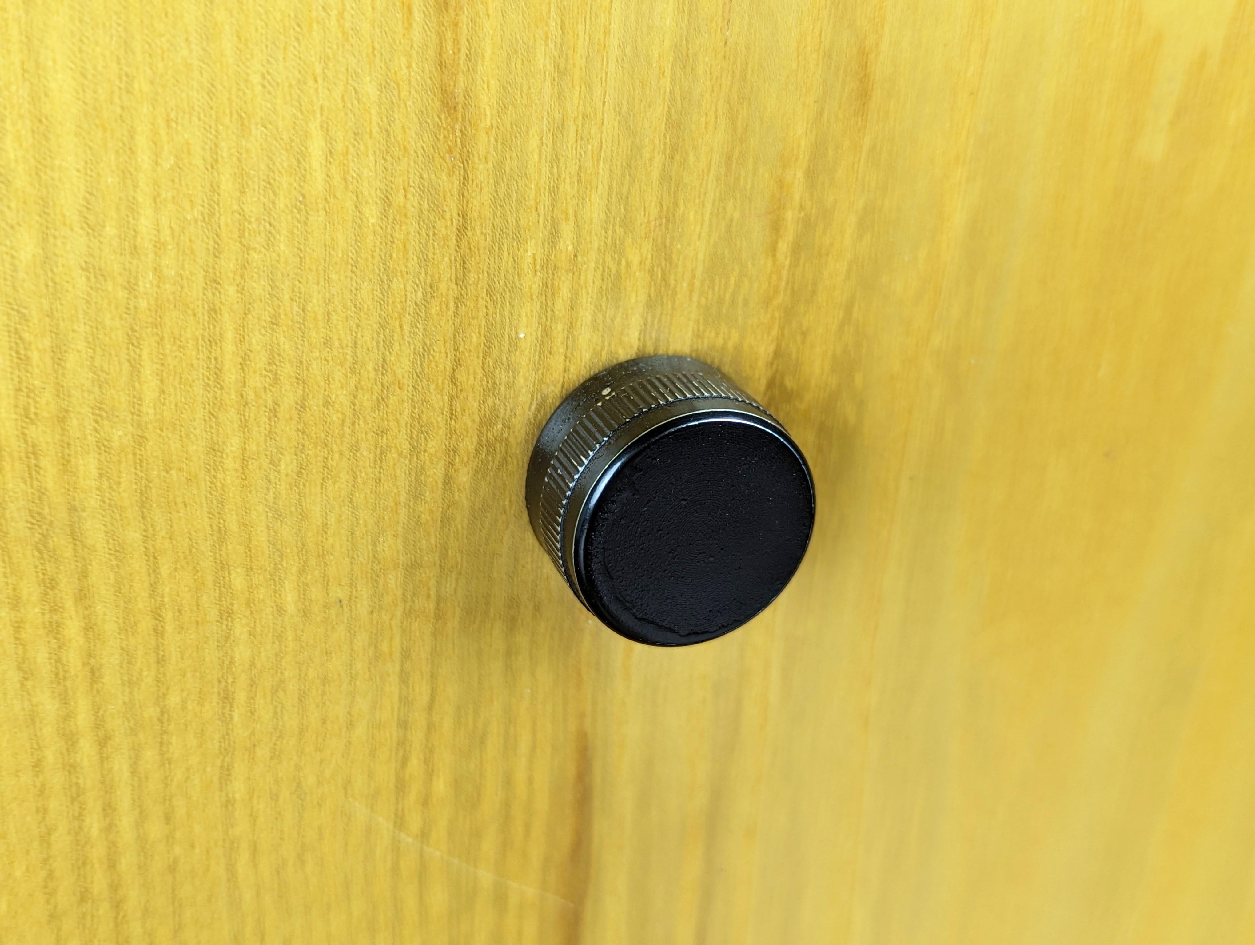 Lámpara de sobremesa italiana de los años 70 de madera y vidrio arenado blanco con iluminación regulable Italiano en venta
