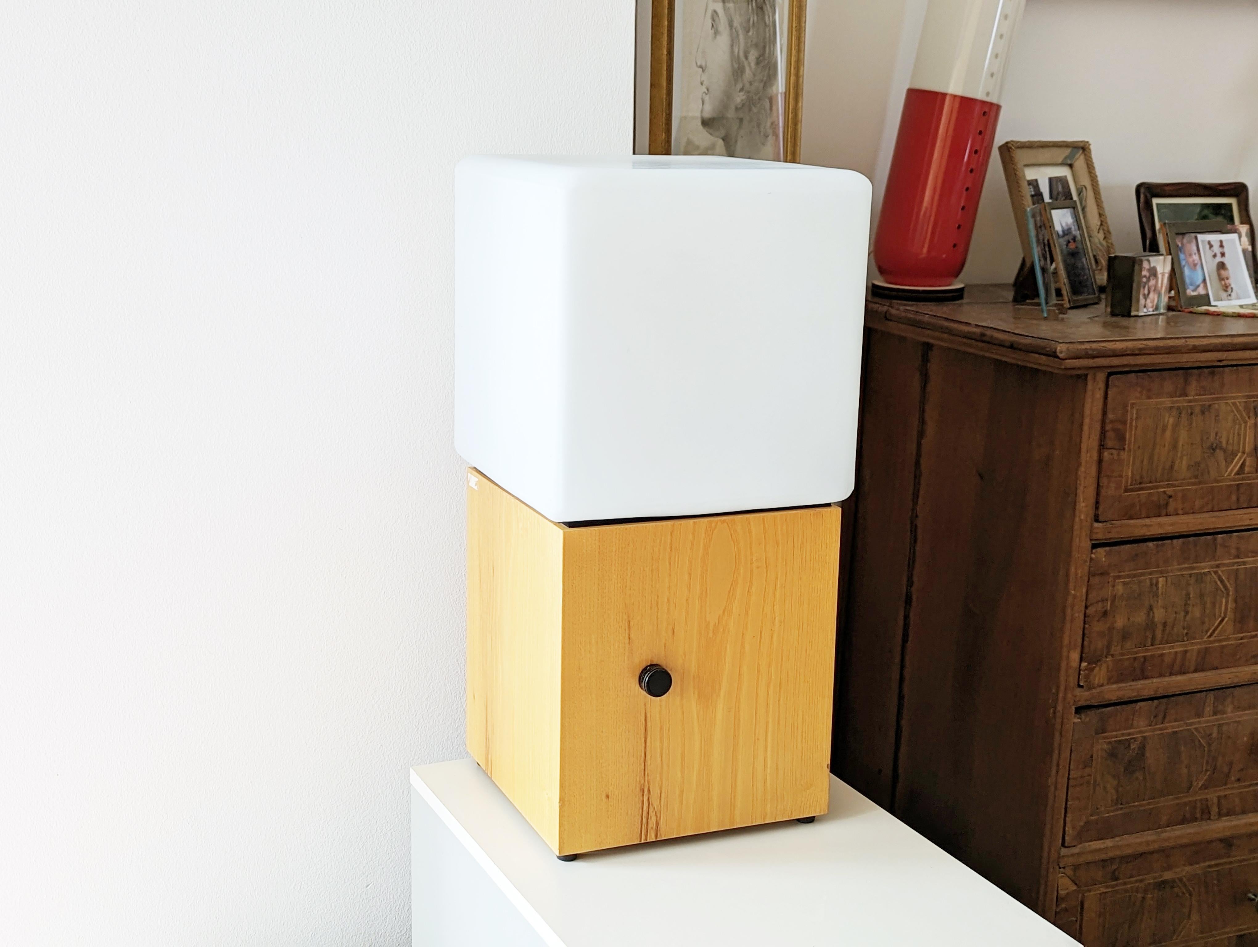 Lámpara de sobremesa italiana de los años 70 de madera y vidrio arenado blanco con iluminación regulable Arenado en venta