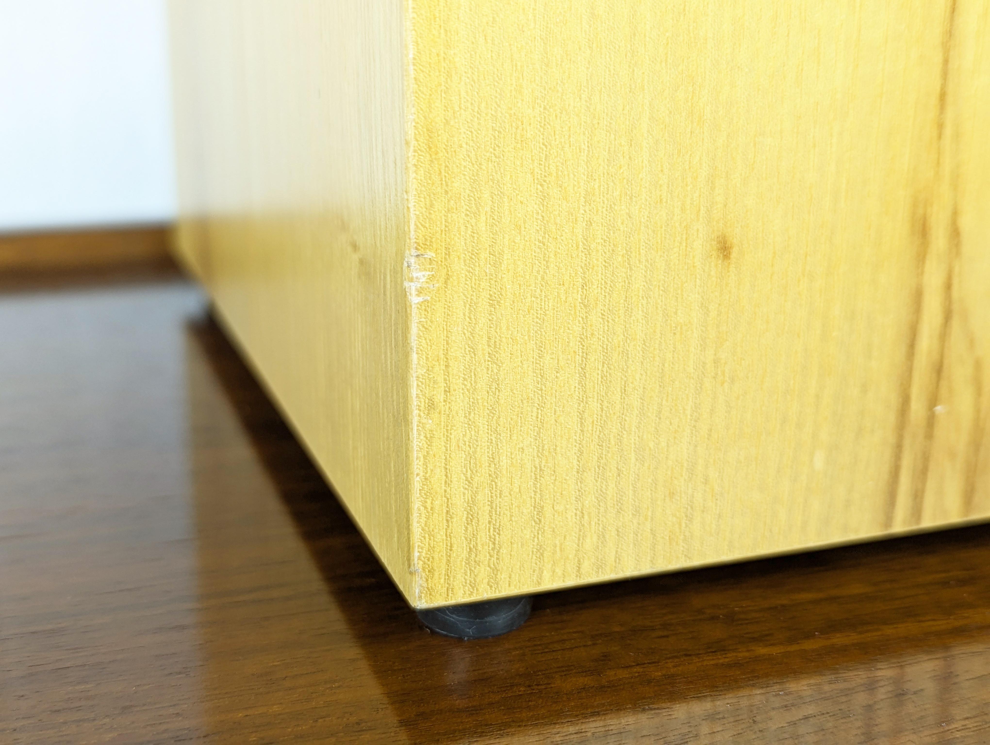 Lámpara de sobremesa italiana de los años 70 de madera y vidrio arenado blanco con iluminación regulable en Bueno estado para la venta en Varese, Lombardia