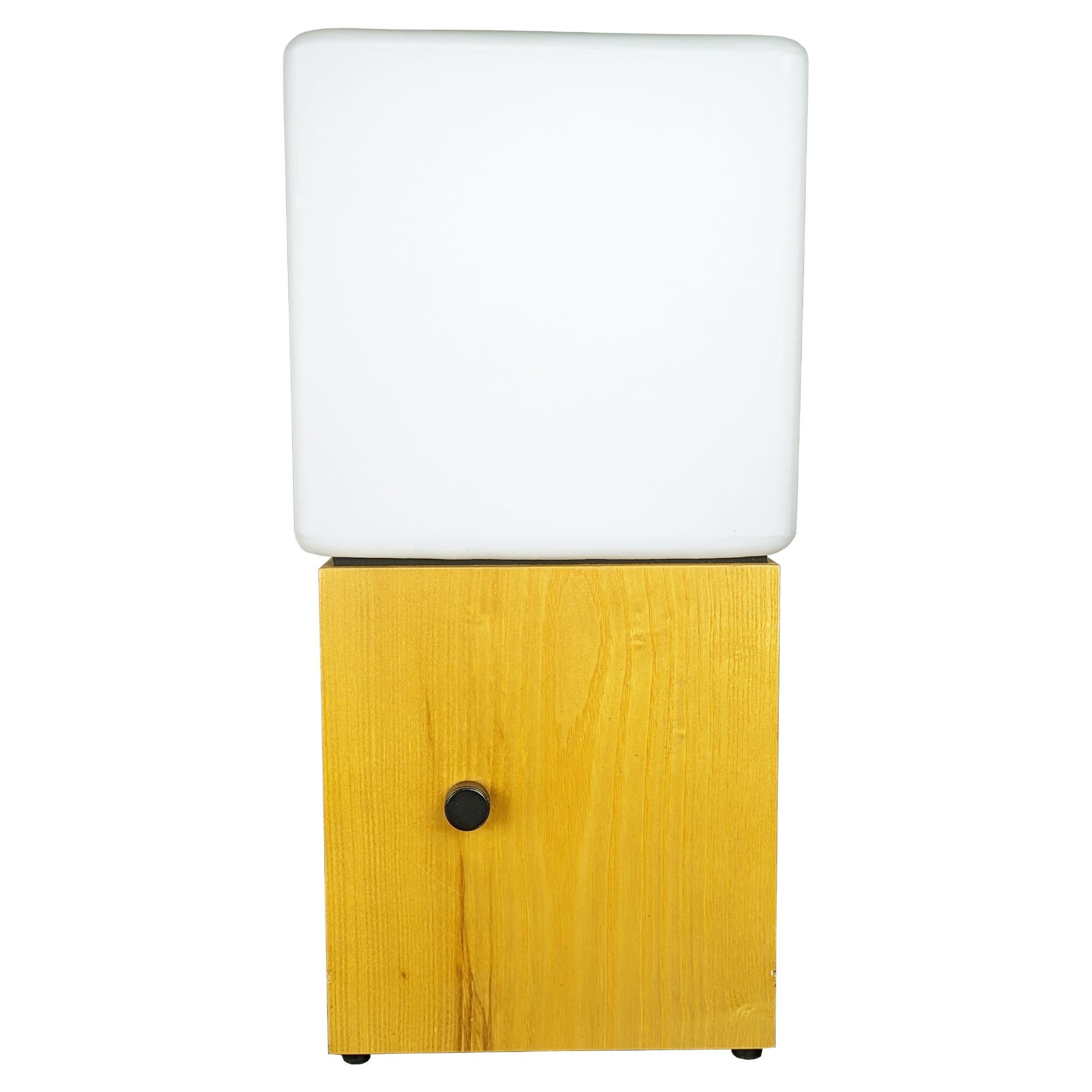 Lámpara de sobremesa italiana de los años 70 de madera y vidrio arenado blanco con iluminación regulable en venta