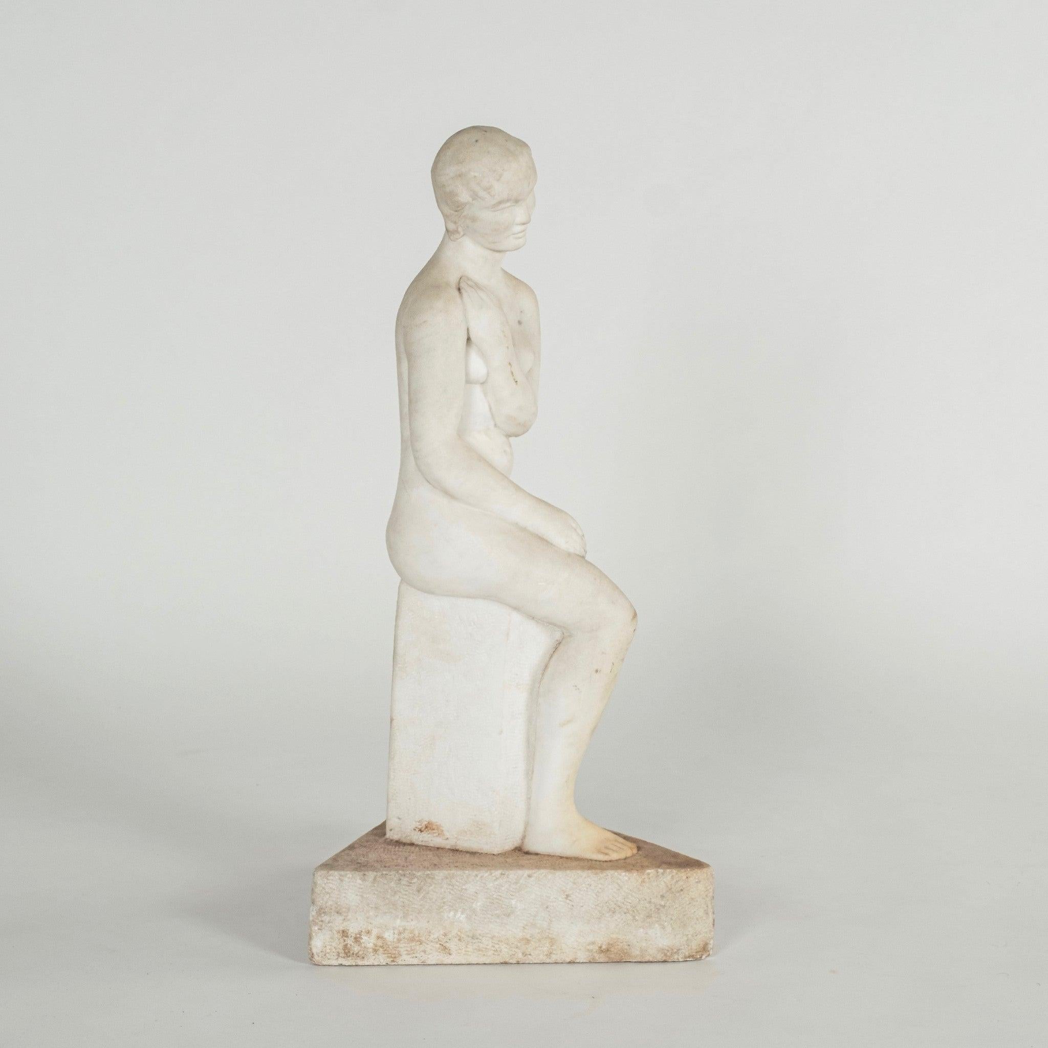 Scultura in marmo statuario italiano degli anni '30 scolpita a mano raffigurante una fanciulla.