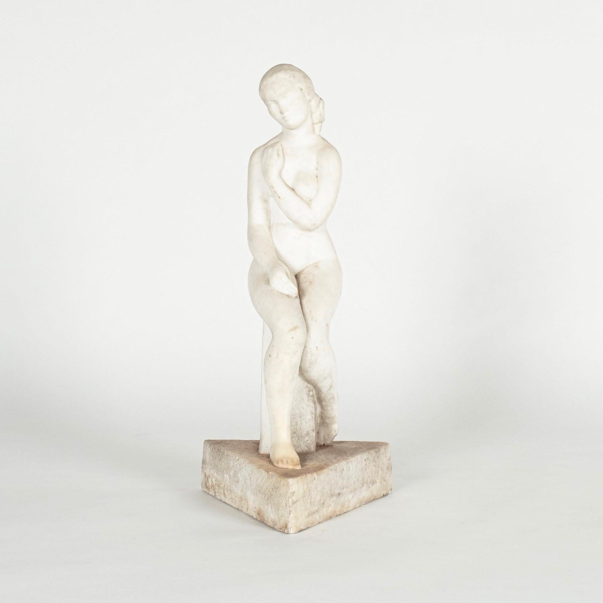 Art Déco Scultura di fanciulla in marmo statuario italiano di colore bianco in vendita