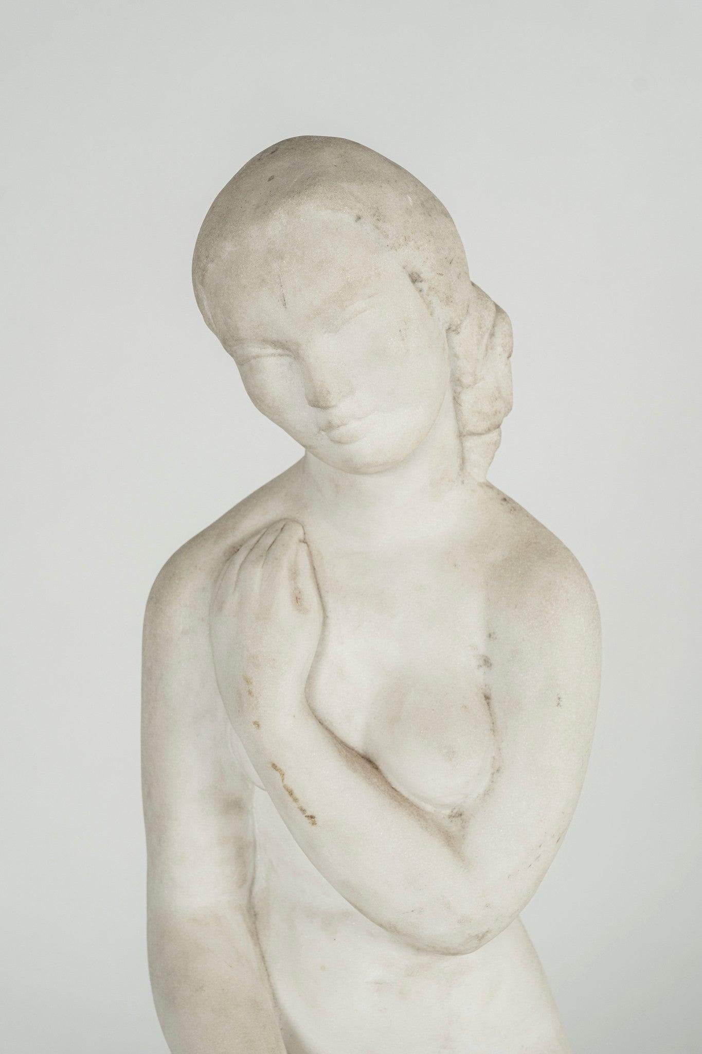 Italiano Scultura di fanciulla in marmo statuario italiano di colore bianco in vendita