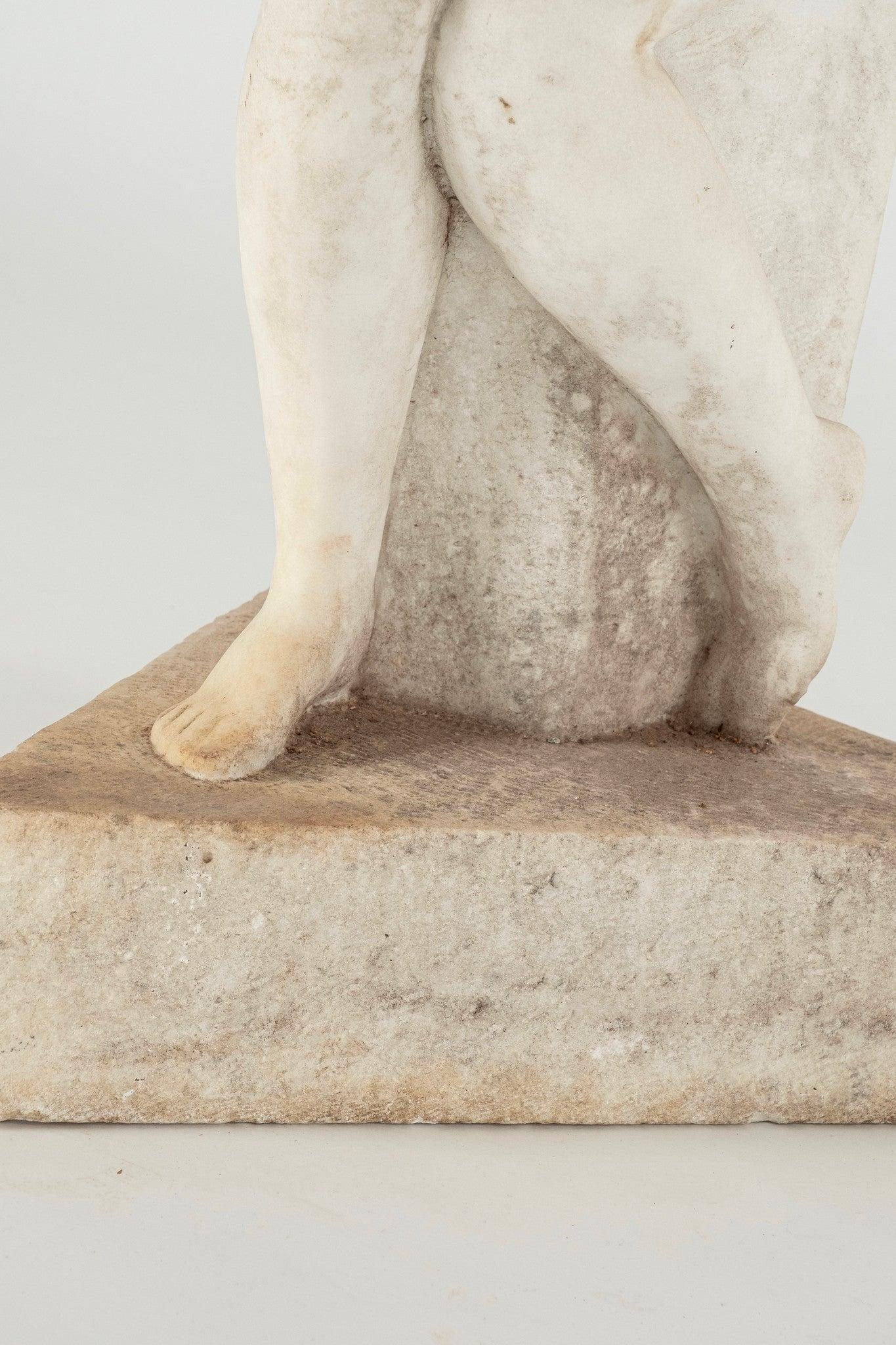 Scultura di fanciulla in marmo statuario italiano di colore bianco In condizioni buone in vendita a Houston, TX