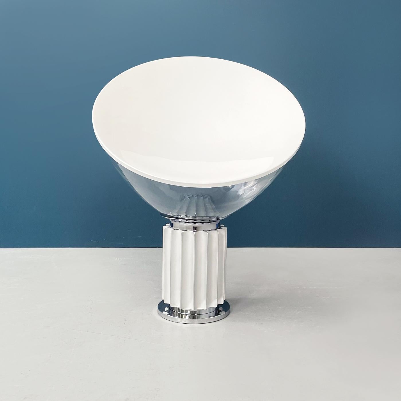 Italian white Taccia Lamp by Achille and Pier Giacomo Castiglioni for Flos, 1962
Taccia table lamp. The structure with a round base is in white enamelled aluminum and satin steel. On this base rests the hemi oval diffuser, which is made of blown