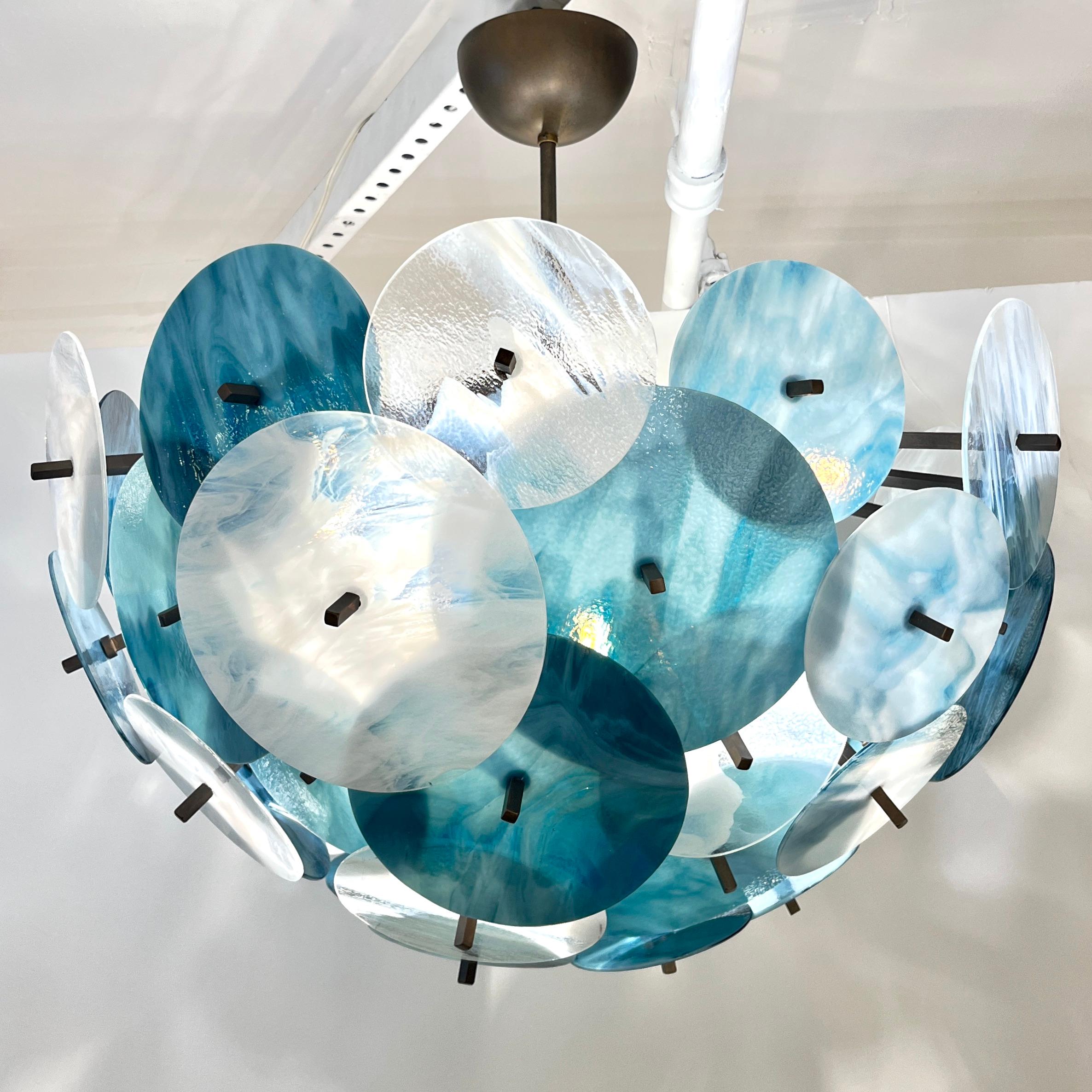 Colgante o empotrable Sputnik de diseño exclusivo italiano contemporáneo, totalmente artesanal con forma de media luna, un seductor diseño moderno y alegre con una estructura de latón antiguo compuesta por un núcleo semicircular que soporta