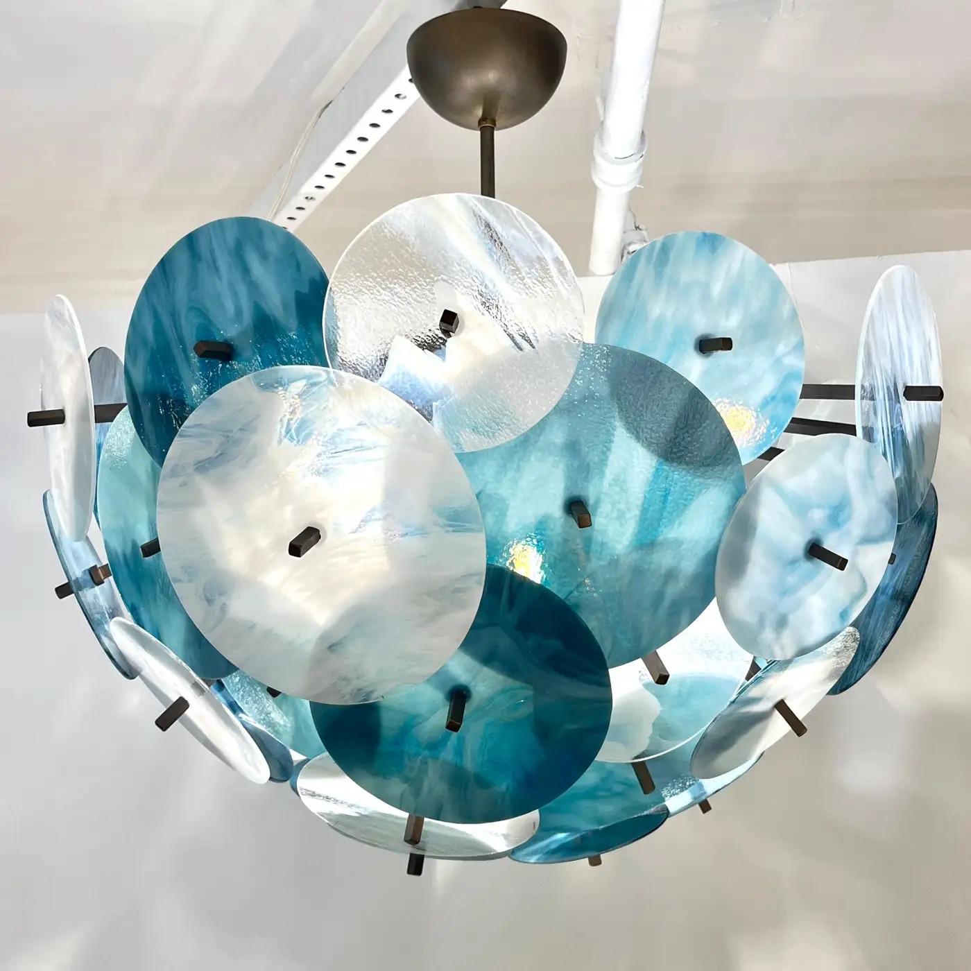 Pendentif ou monture encastrée Sputnik au design italien contemporain exclusif, entièrement réalisé à la main en forme de demi-lune, un séduisant design moderne et heureux avec une structure en laiton antique composée d'un noyau demi-rond supportant