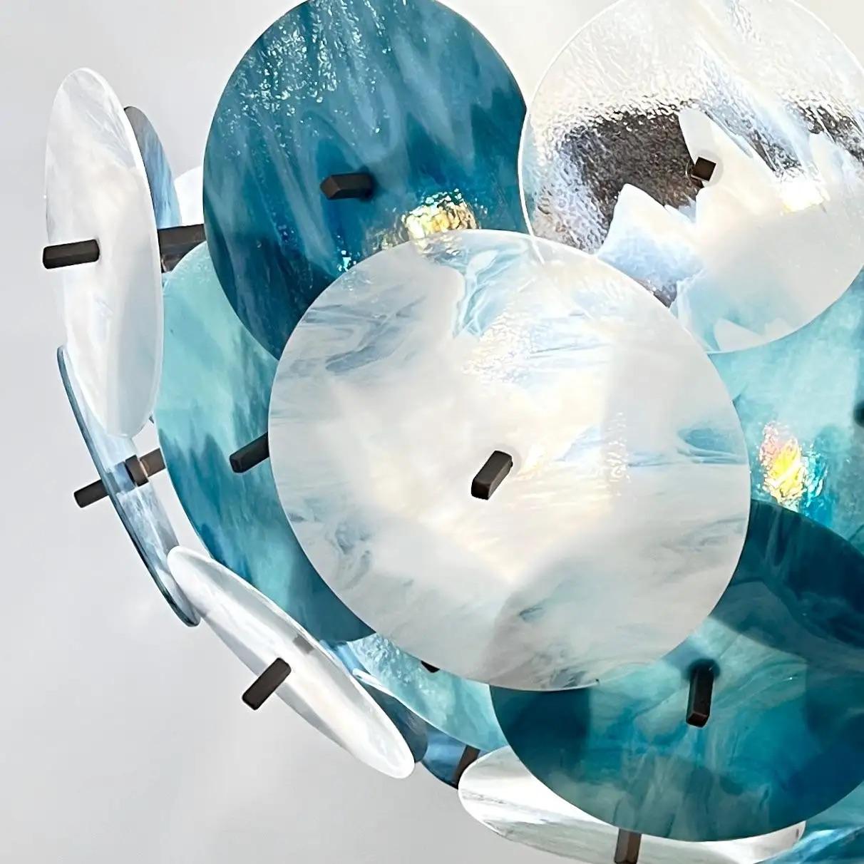 Laiton Lustre italien blanc sarcelle turquoise bleu Murano en verre Sputnik demi Dome en vente