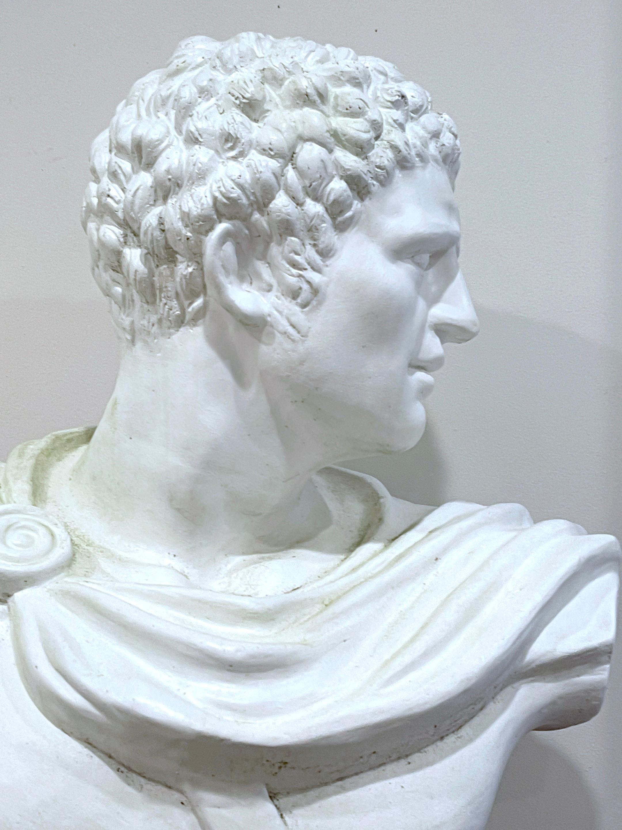 20ième siècle Buste italien en terre cuite blanche de l'empereur romain Caesar Augustus, Octavian en vente