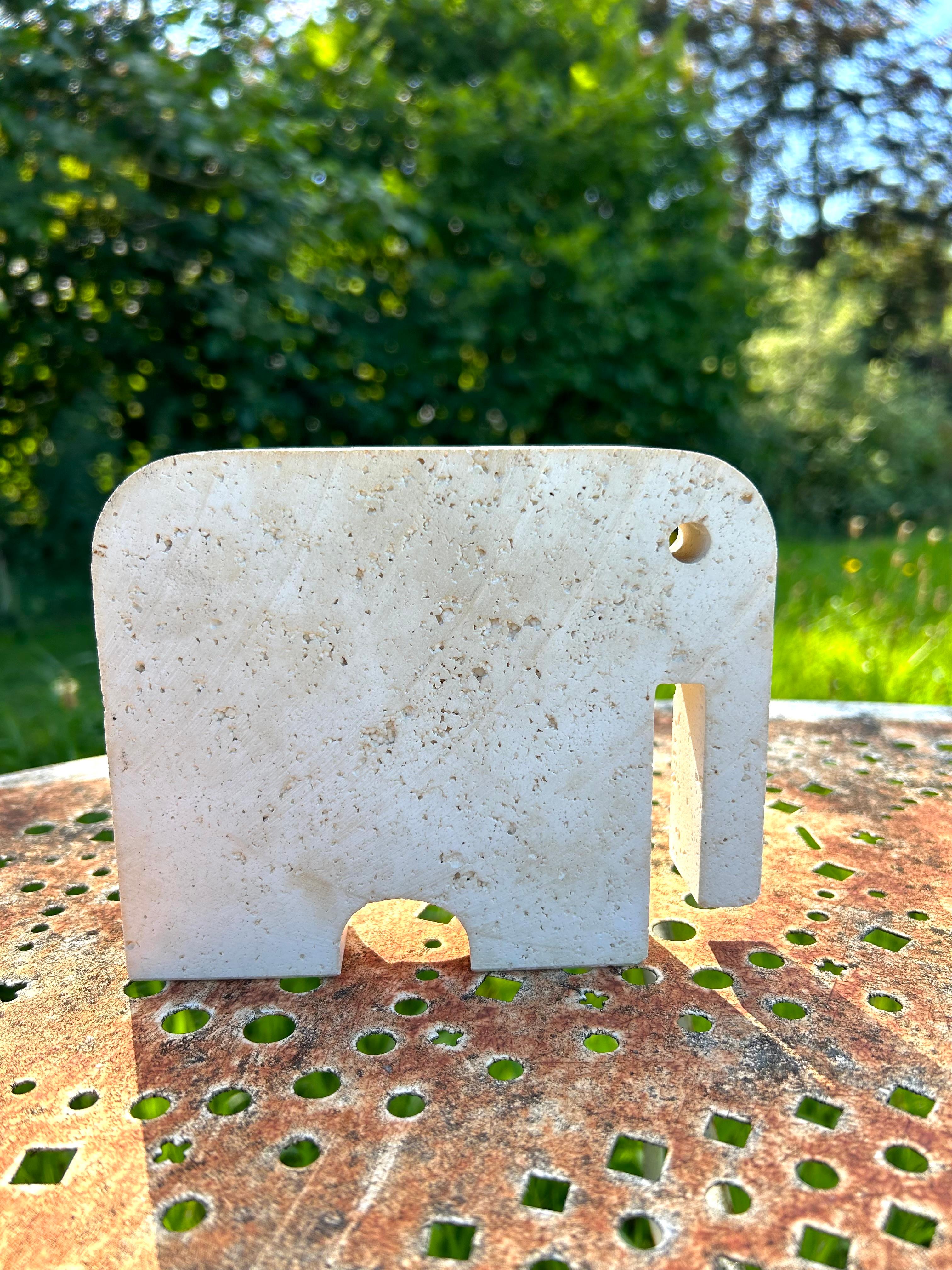 Italian White Travertine Elephant Sculpture by Enzo Mari for Fratelli Mannelli In Excellent Condition For Sale In Tourinnes-la-Grosse (Beauvechain), BE