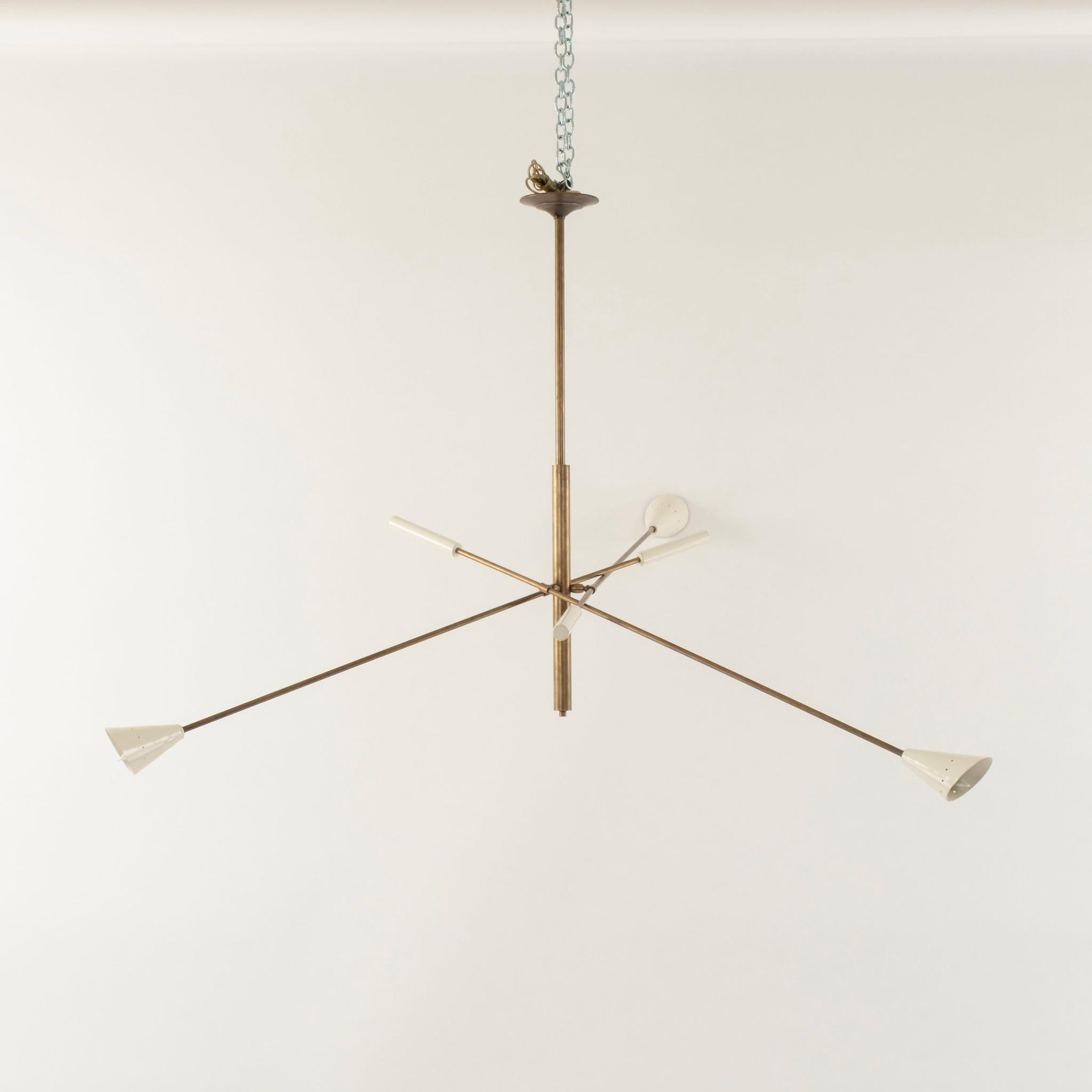Araña italiana Triennale blanca de 3 luces de latón Moderno de mediados de siglo en venta