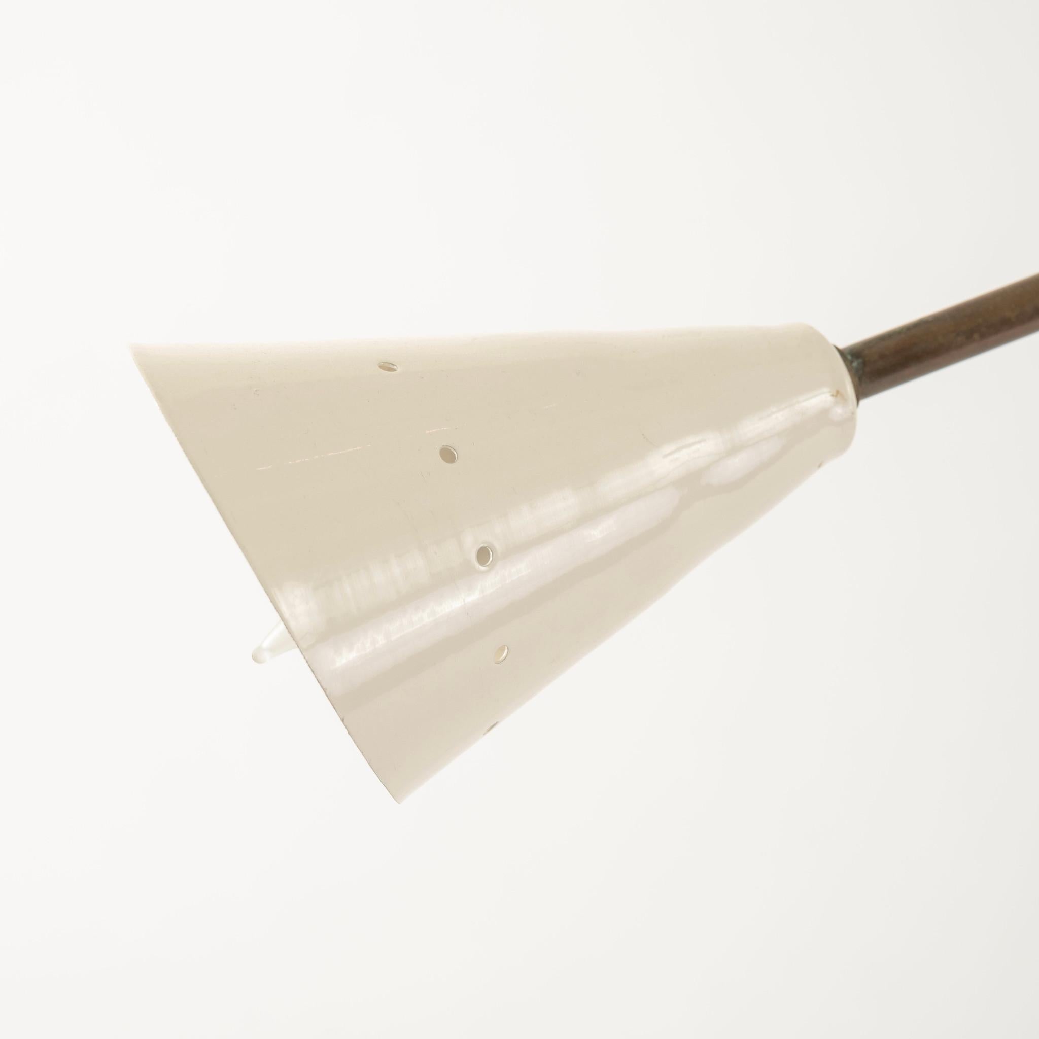 Araña italiana Triennale blanca de 3 luces de latón siglo XX en venta