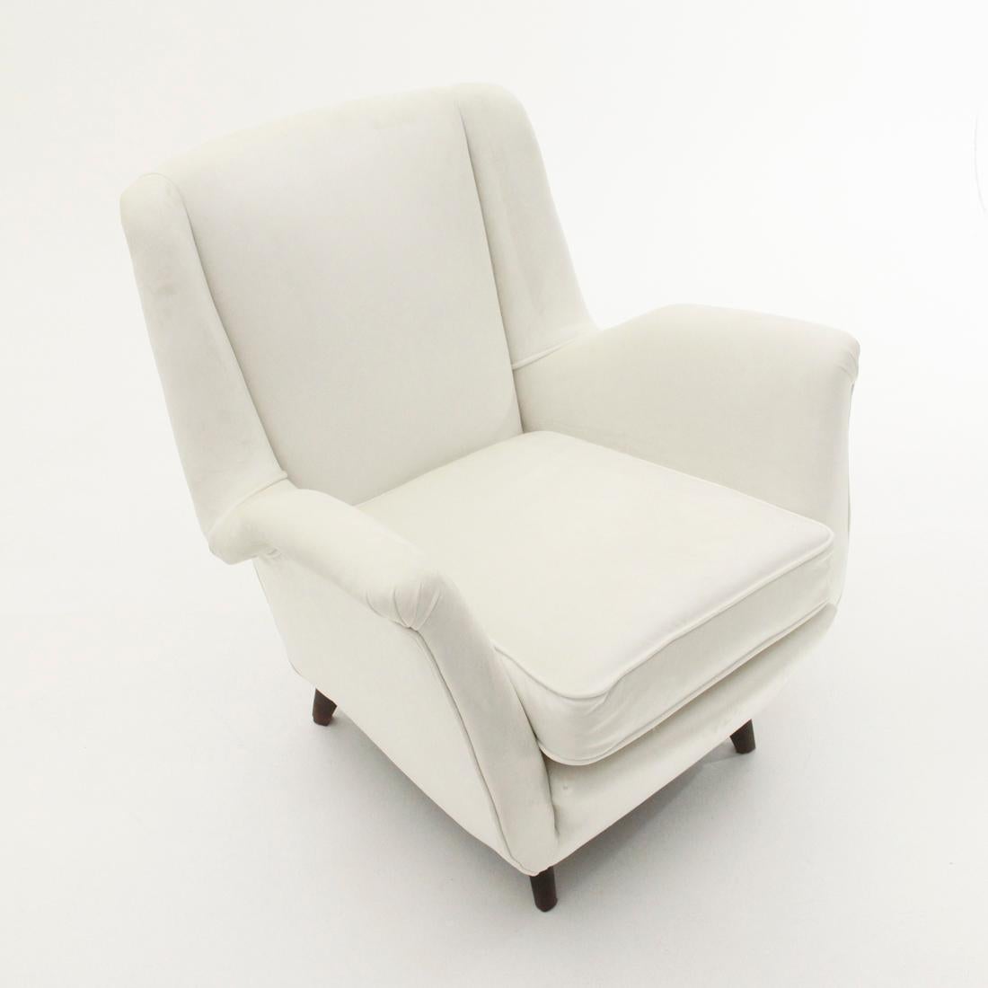 Italian-made armchair executed in the 1950s.
Padded wooden structure lined with new white velvet fabric.
Inclined conical wooden legs.
Good general condition, some signs due to the normal use of time in the wooden part.

Dimensions:
Length 83