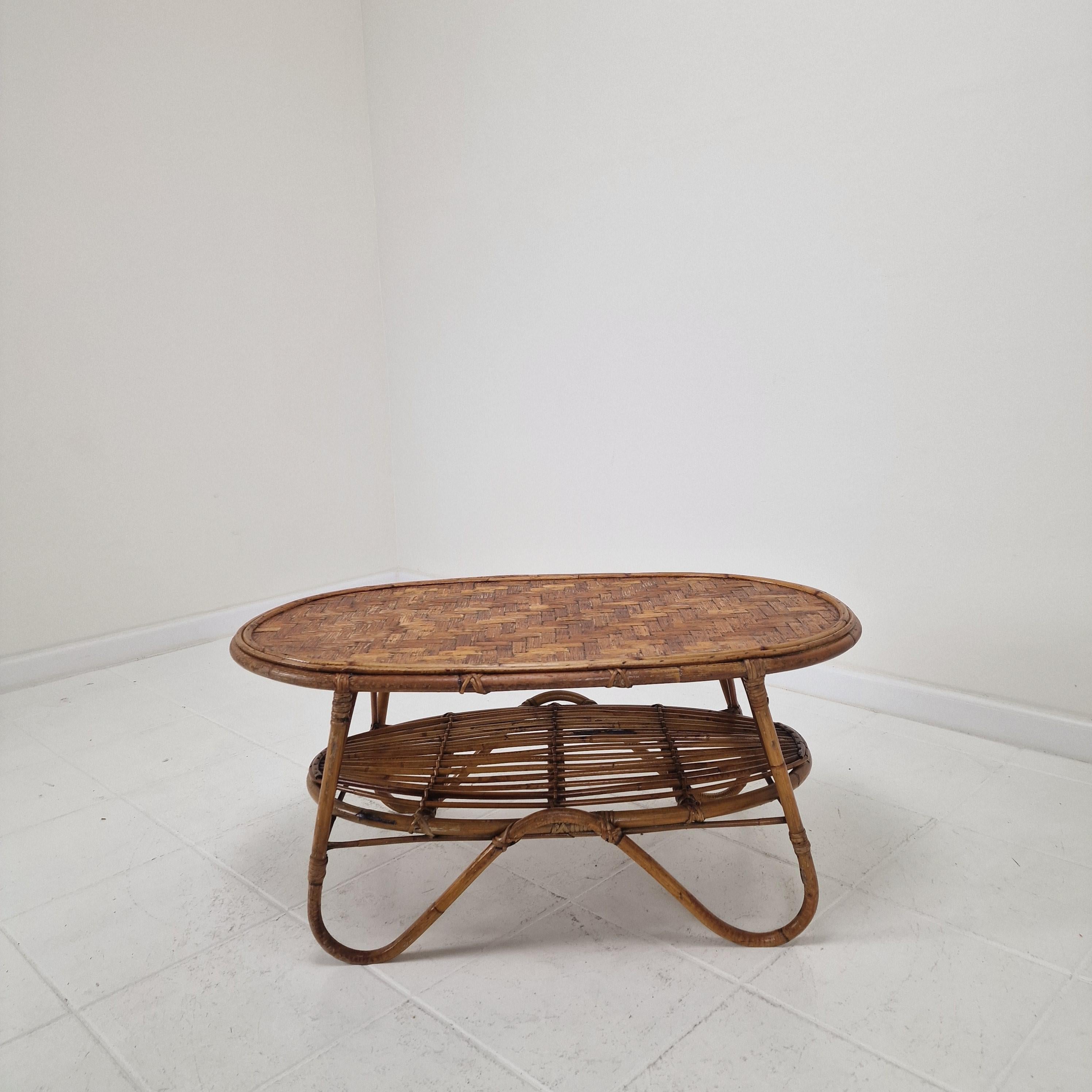 Lovely oval coffee or side table, fabricated in Italy in the 70's. 

This very nice table is hand made by the best Italian craftsmen.

It is in very good condition with the normal traces of use (see the pictures).

We work with professional packers