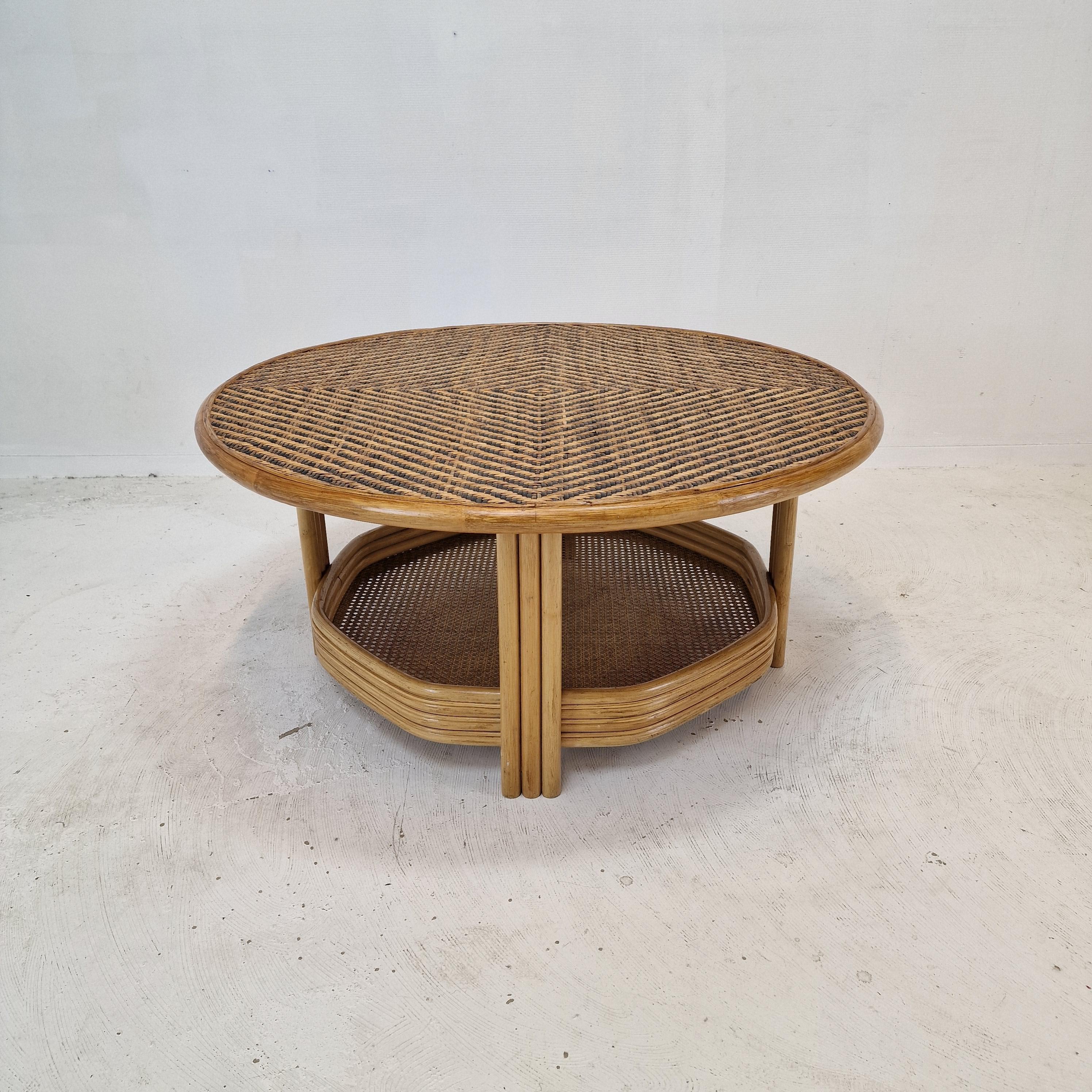 Jolie table ronde de salon ou d'appoint, fabriquée en Italie dans les années 70. 

La base est en bambou.
Les assiettes sont en rotin et en osier.

Il est possible de retirer la plaque supérieure pour l'utiliser comme un plateau.

Cette table unique