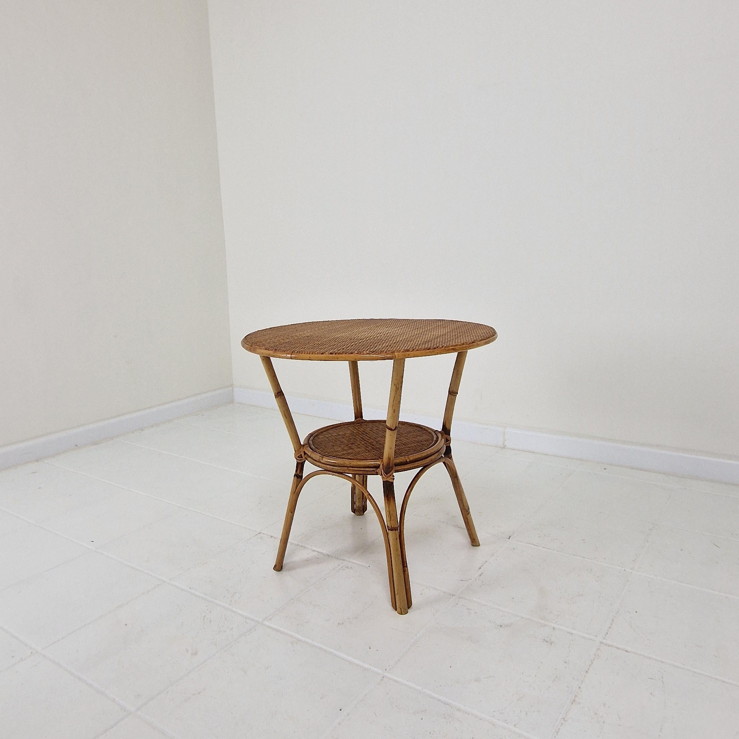 Lovely round coffee or side table, fabricated in Italy in the 70's. 

The base is made of bamboe.
The plates are made of wicker.

This very nice table is hand made by the best Italian craftsmen.

It is in very good condition with the normel traces