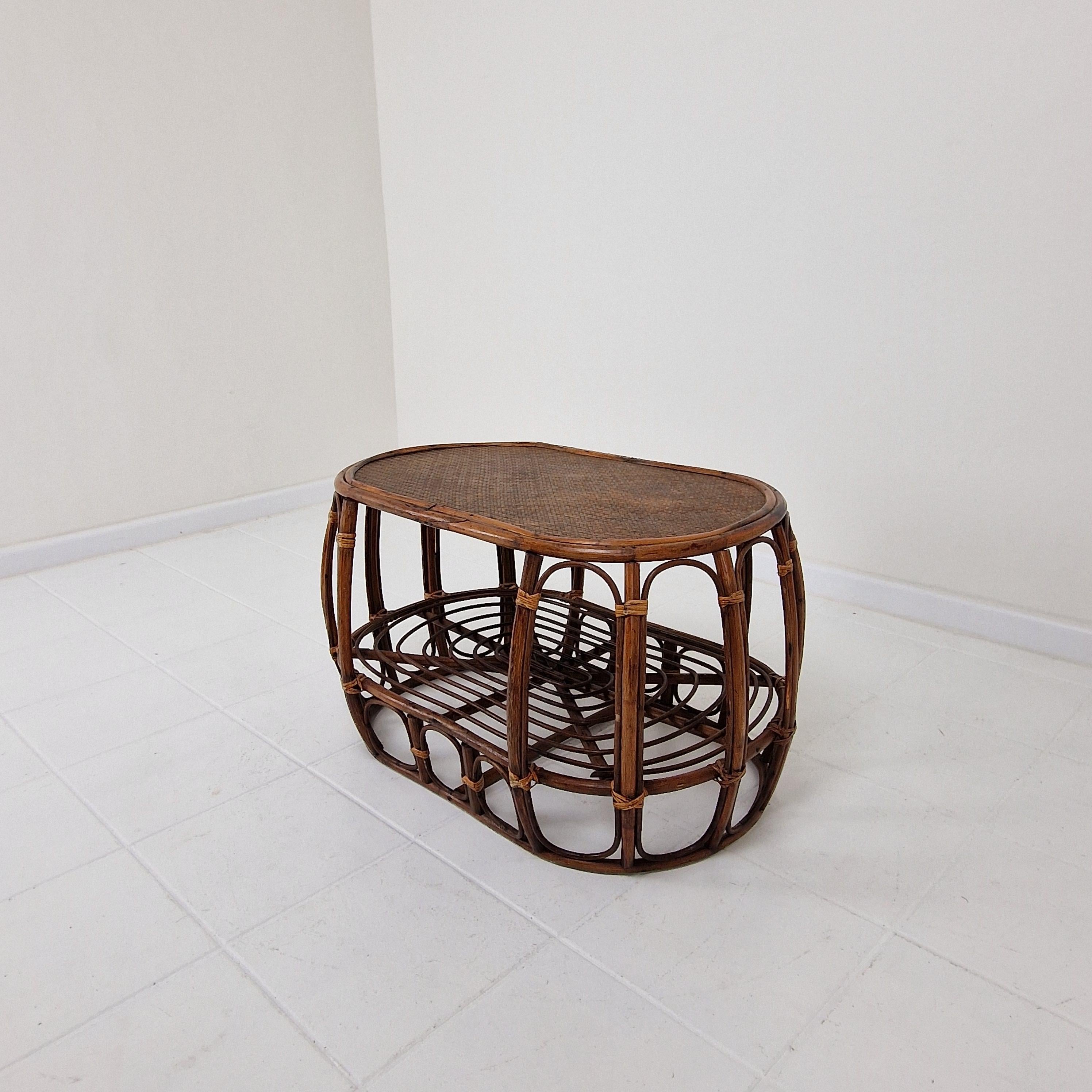 Lovely oval coffee or side table, fabricated in Italy in the 70's. 

This very nice table is hand made by the best Italian craftsmen.

It is in very good condition with the normal traces of use (see the pictures).

We work with professional packers