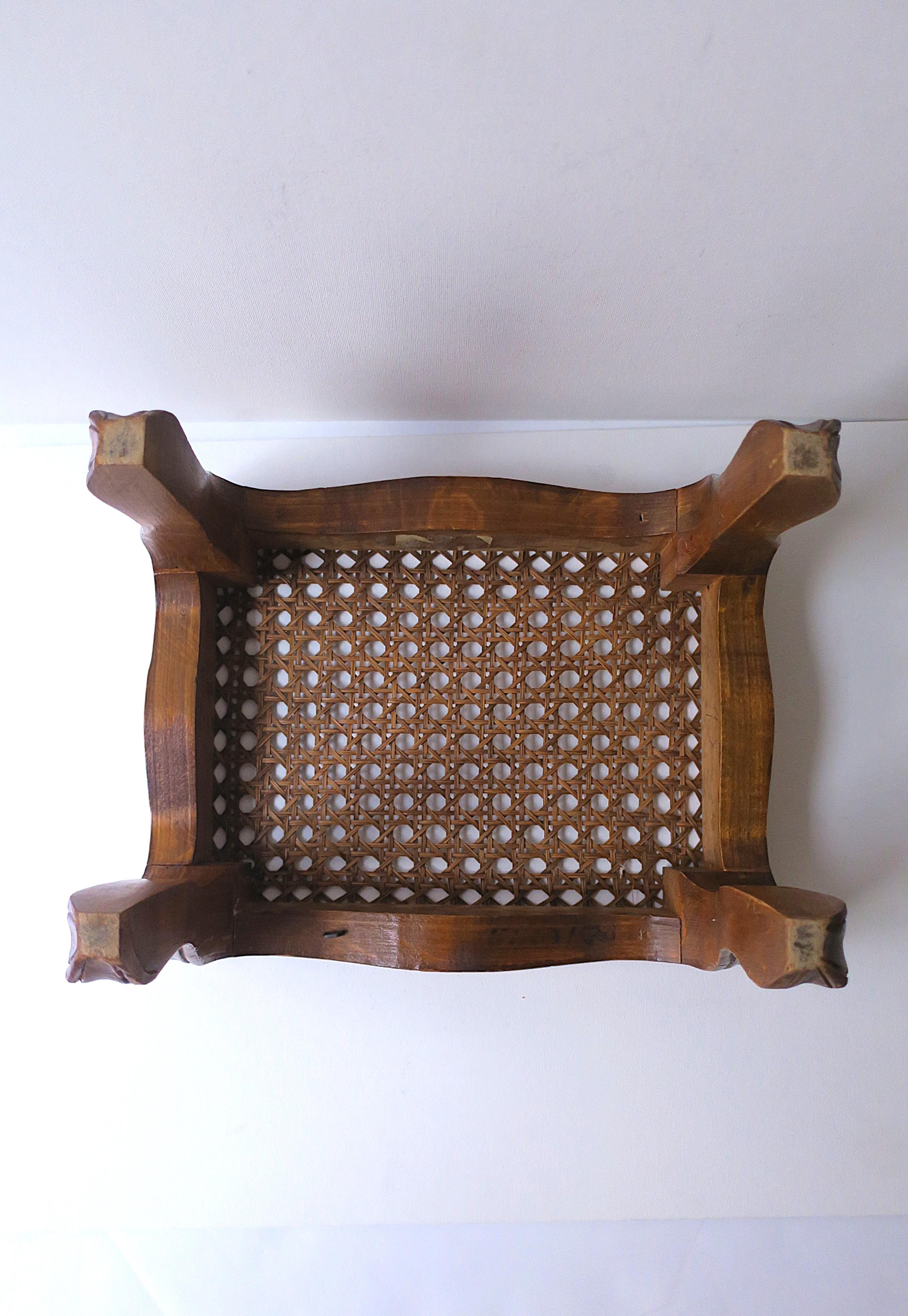 Reposapiés italiano de mimbre con tapa de caña en venta 9