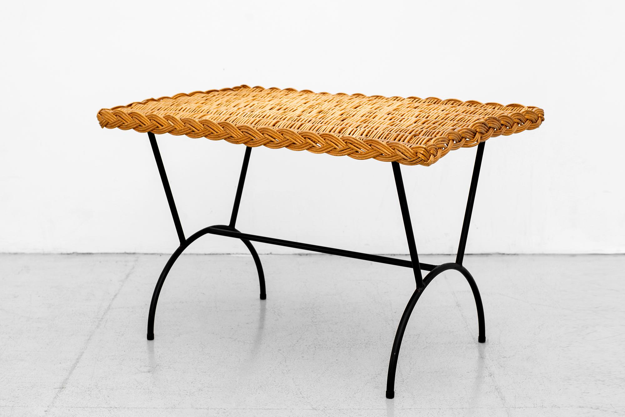 Italian wicker coffee table with iron base and woven braided wicker detail.
   

Measures: Table
W 32 1/2”
D 20 1/2”
H 20”.
