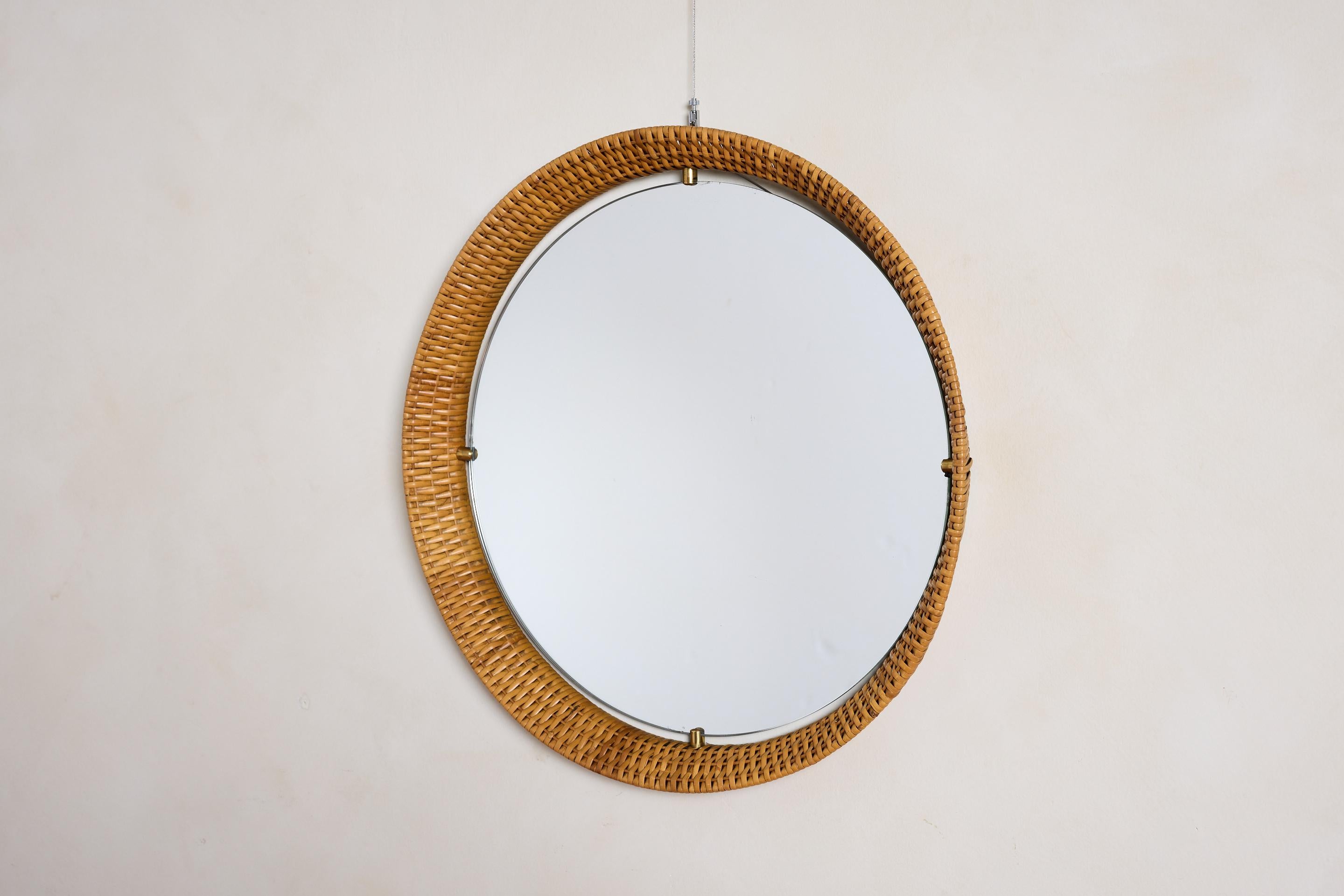 Miroir circulaire en osier tressé,  Italie années 60

Fermoir en laiton épais avec miroir flottant 

Belle patine.