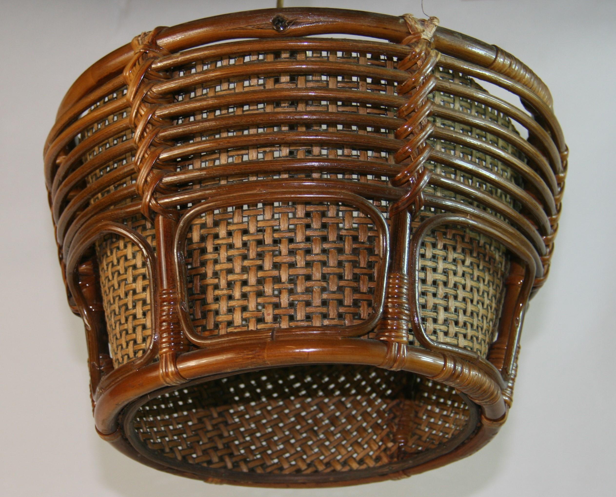 Metà XX secolo Lampada a sospensione in vimini e rattan italiana degli anni '50 in vendita