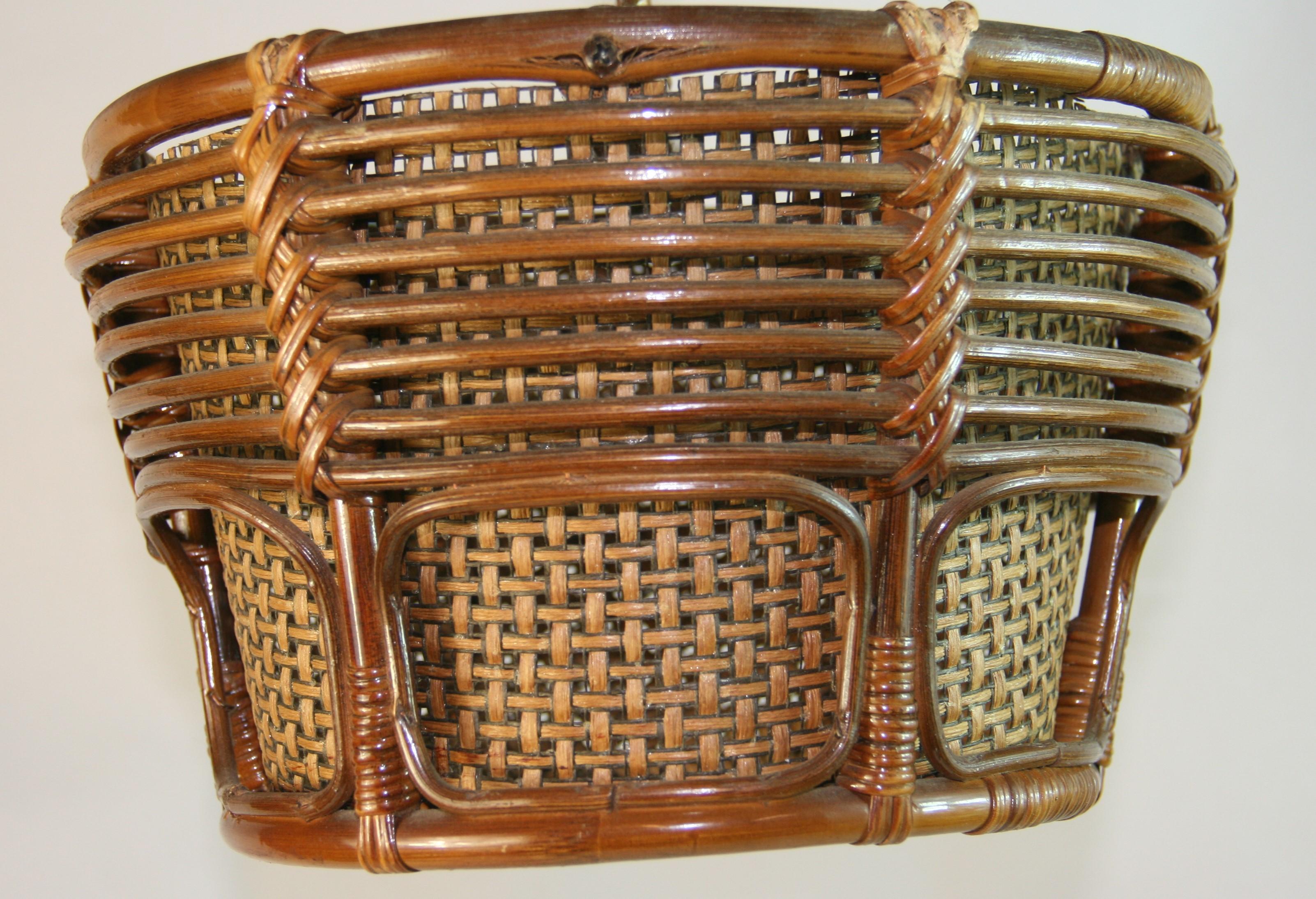 Lampada a sospensione in vimini e rattan italiana degli anni '50 in vendita 3