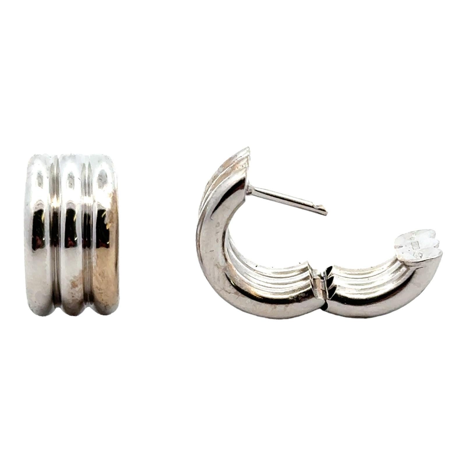 Italian Wide Ribbed 18 Karat White Gold Huggie Hoop Earrings Modern In Excellent Condition In Boca Raton, FL