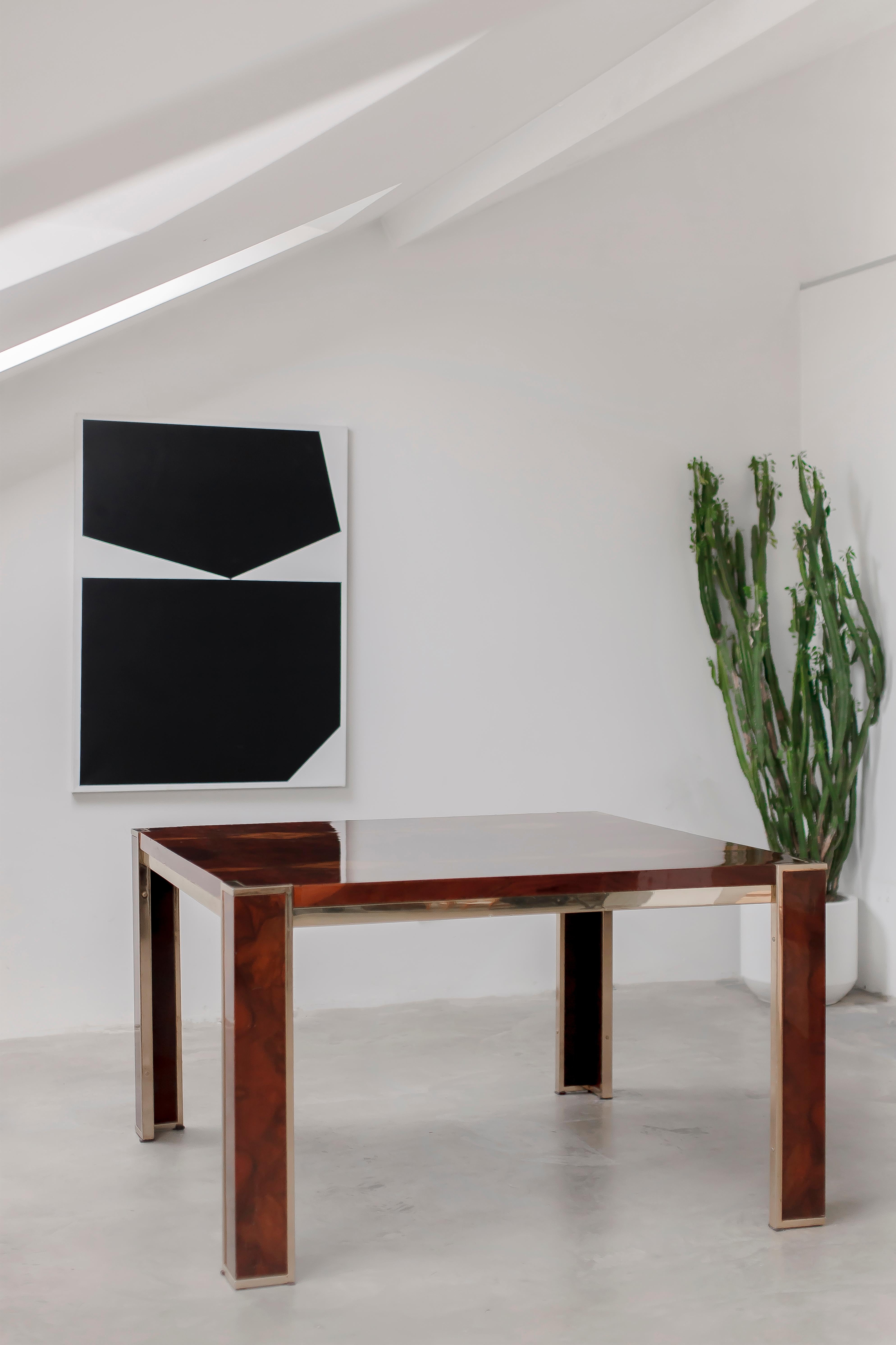 Pièce de design moderne minimaliste datant de la fin des années 1970.
Nous ne savons pas si la table est conçue ou si elle est dans le style de Willy Rizzo. 
Il présente toutes les caractéristiques communes au designer mentionné.
Des éléments en