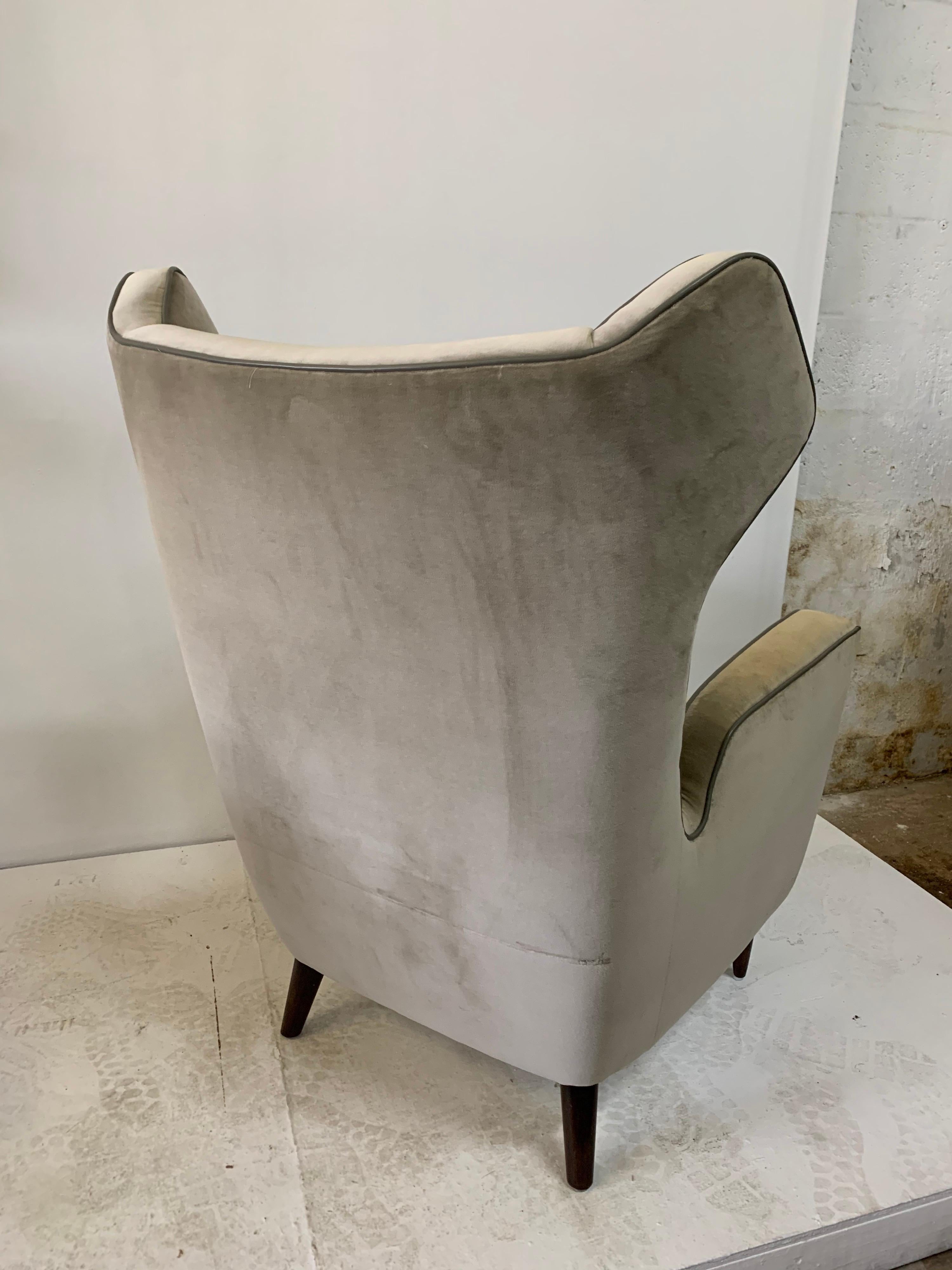 Italian Wing-Back Armchairs in the Style of Ponti, Pair For Sale 5